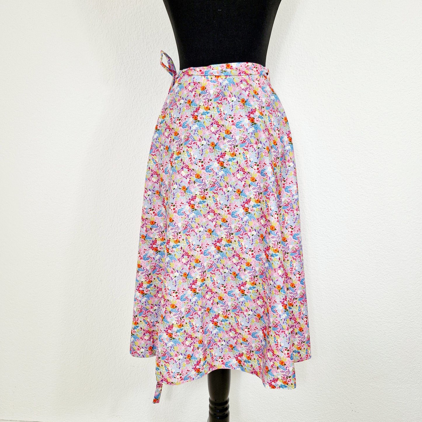 Einzigartiger und nachhaltiger Vintage Wickelrock in rosa-hellblau-hellgrün mit Blumen. Unique and sustainable vintage wrap skirt in pink-light blue-light green with flowers. Back.