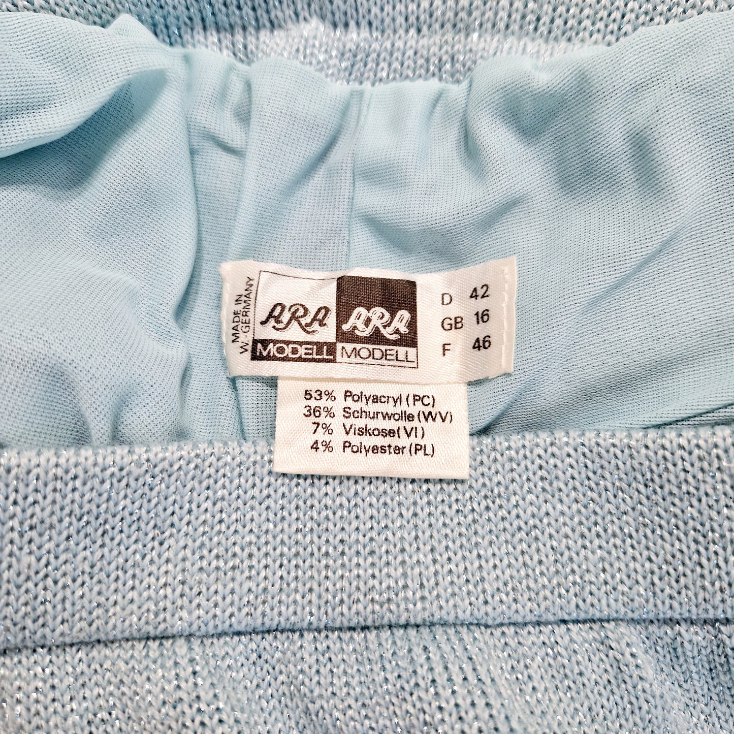 Einzigartiger und nachhaltiger Vintage Rock in hellblau-silber. Unique and sustainable vintage skirt in light blue-silver. Tag.