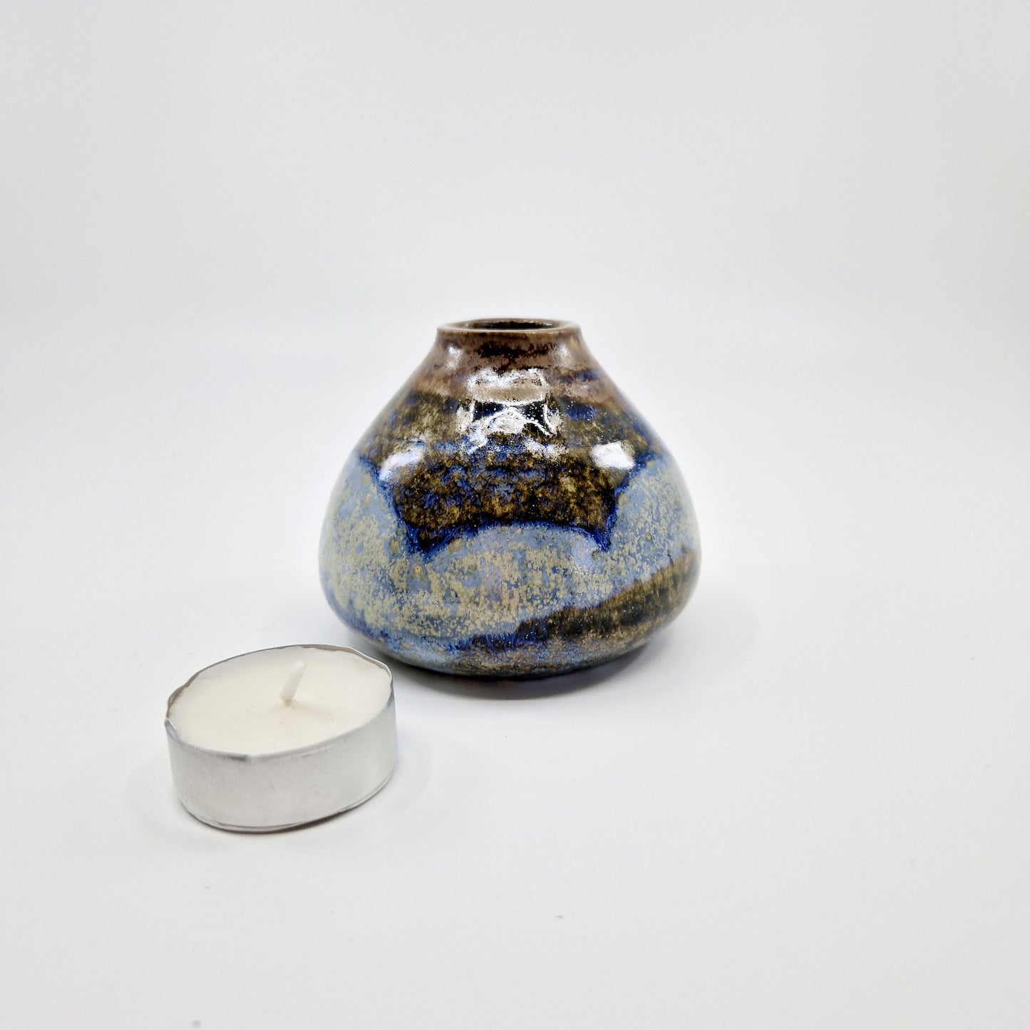 Einzigartige und nachhaltige Vintage Vase in grau-blau. Unique and sustainable vintage vase in grey and blue. Token of scale.