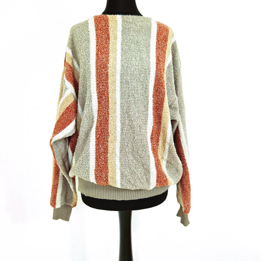 Einzigartiger und nachhaltiger Vintage Pullover in beige mit Streifen. Unique and sustainable vintage pullover in beige with stripes. Front.