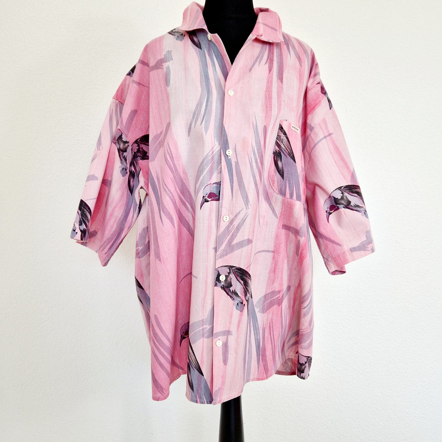 Einzigartiges und nachhaltiges Vintage Hemd in pink-grau mit Vögeln. Unique and sustainable vintage button-down in pink-grey with birds. Front.