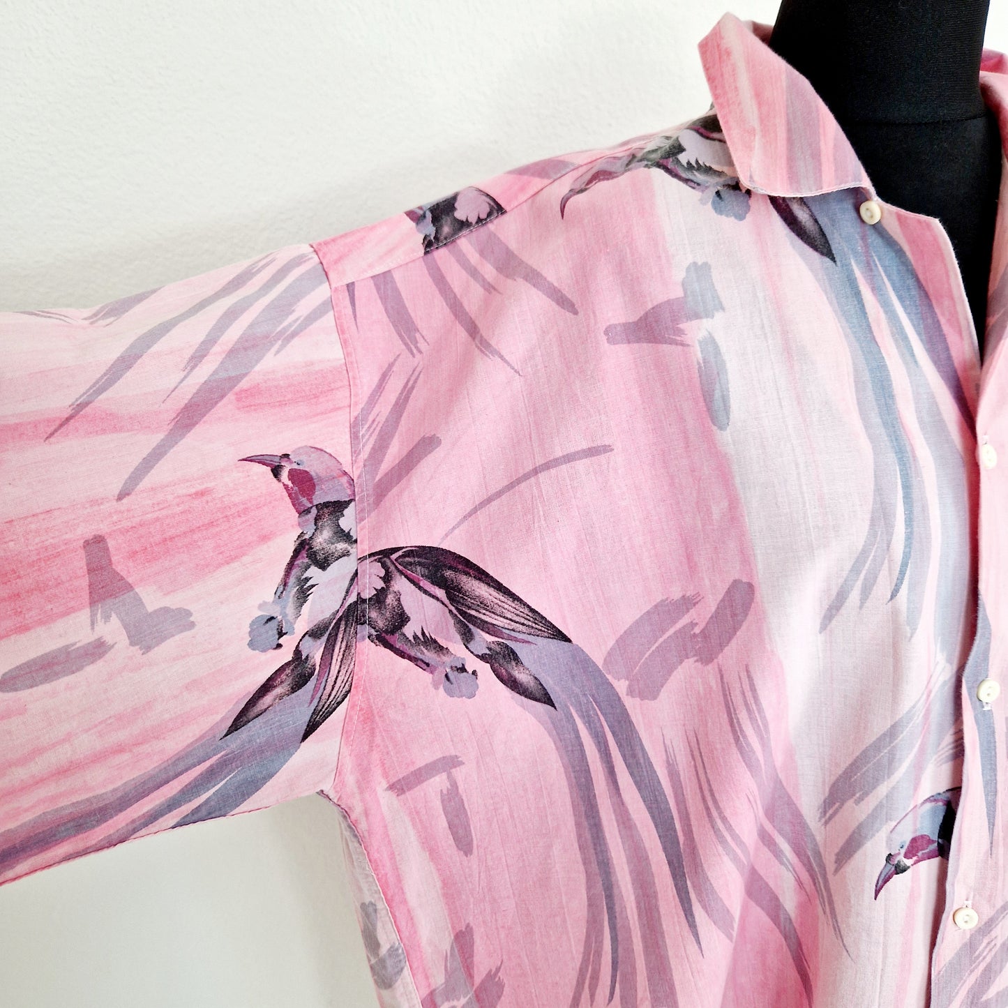 Einzigartiges und nachhaltiges Vintage Hemd in pink-grau mit Vögeln. Unique and sustainable vintage button-down in pink-grey with birds. Close-up.