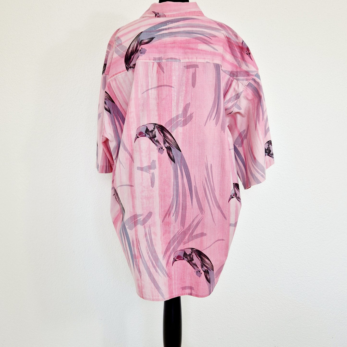 Einzigartiges und nachhaltiges Vintage Hemd in pink-grau mit Vögeln. Unique and sustainable vintage button-down in pink-grey with birds. Back.