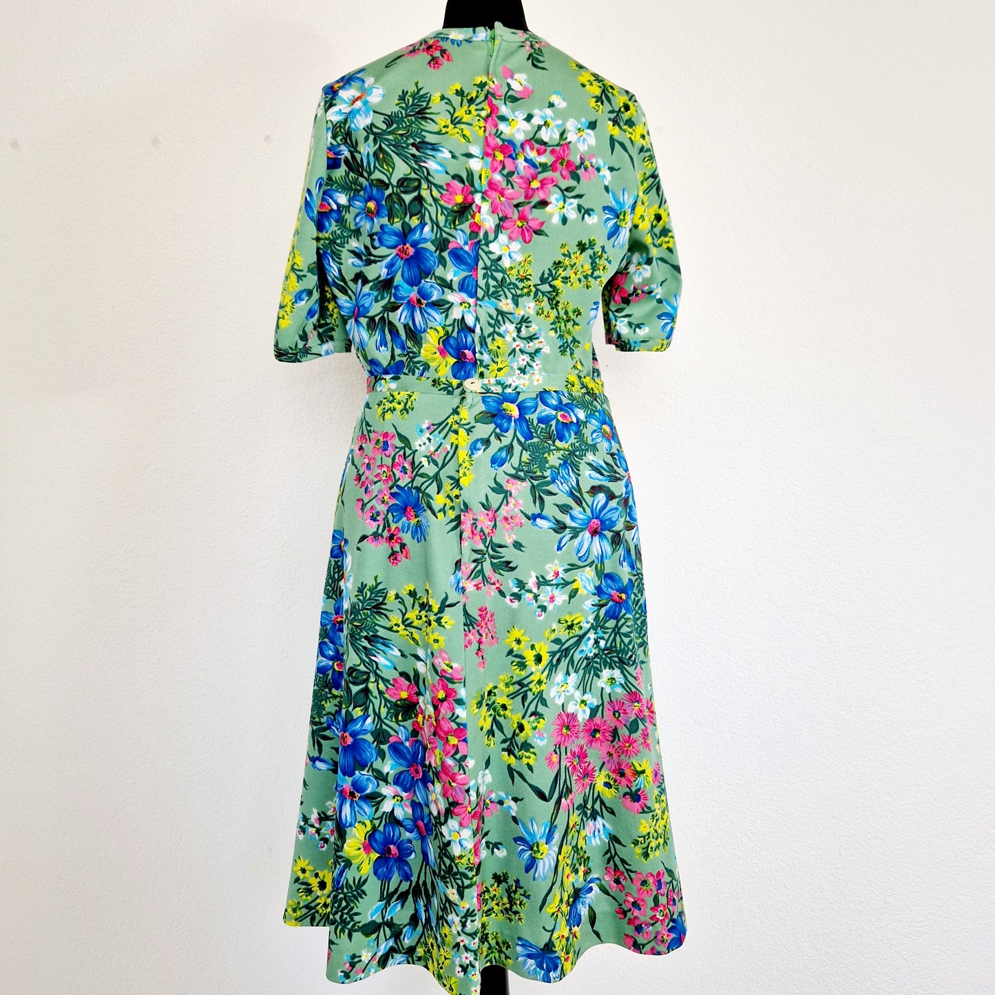 Einzigartiges und nachhaltiges Vintage Set, Rock und T-Shirt, in grün-pink-gelb mit Blumen. Unique and sustainable vintage set, skirt and t-shirt, in green-pink-yellow with flowers. Back.