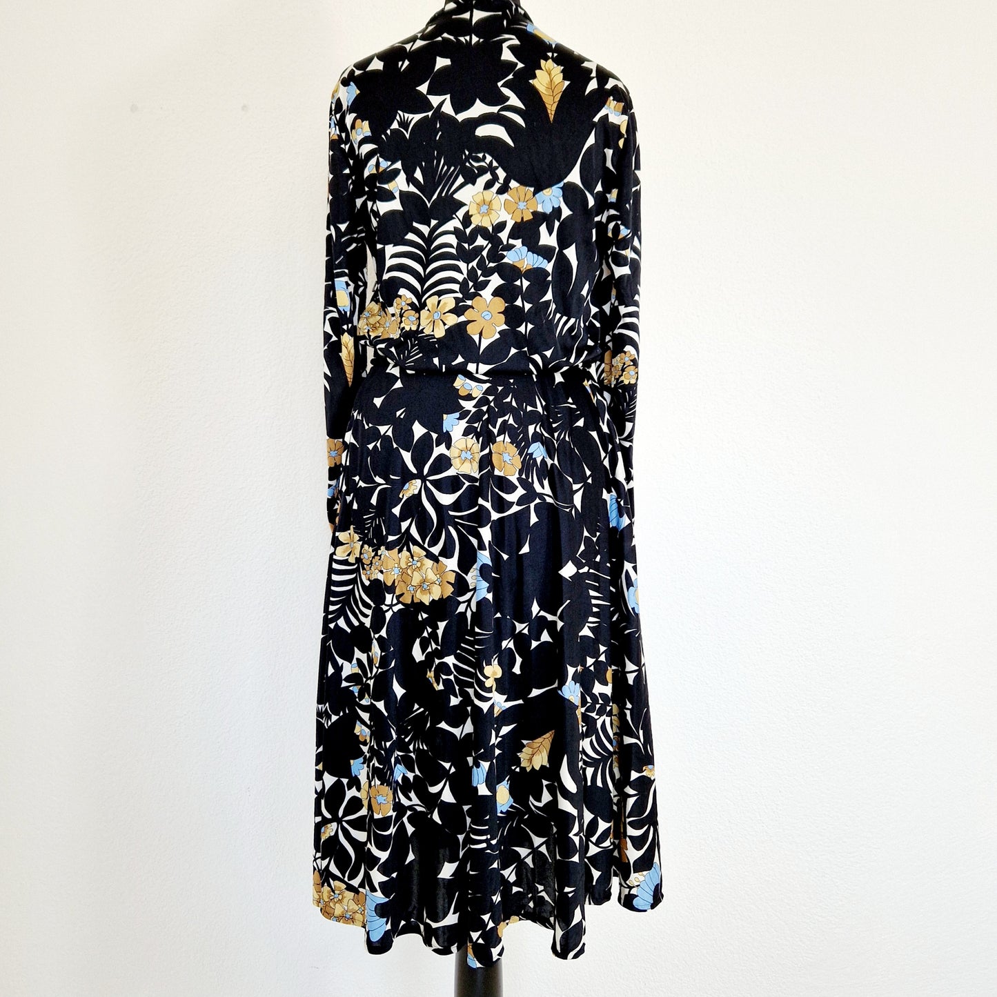 Einzigartiges und nachhaltiges Vintage Kleid in schwarz-beige-blau mit Blumen. Unique and sustainable vintage dress in black-beige-blue with flowers. Back.