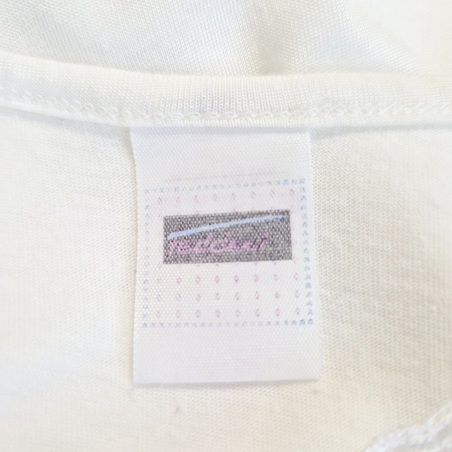 Einzigartiges und nachhaltiges Vintage Top in weiss mit Spitzen. Unique and sustainable vintage top in white with lace. Tag.