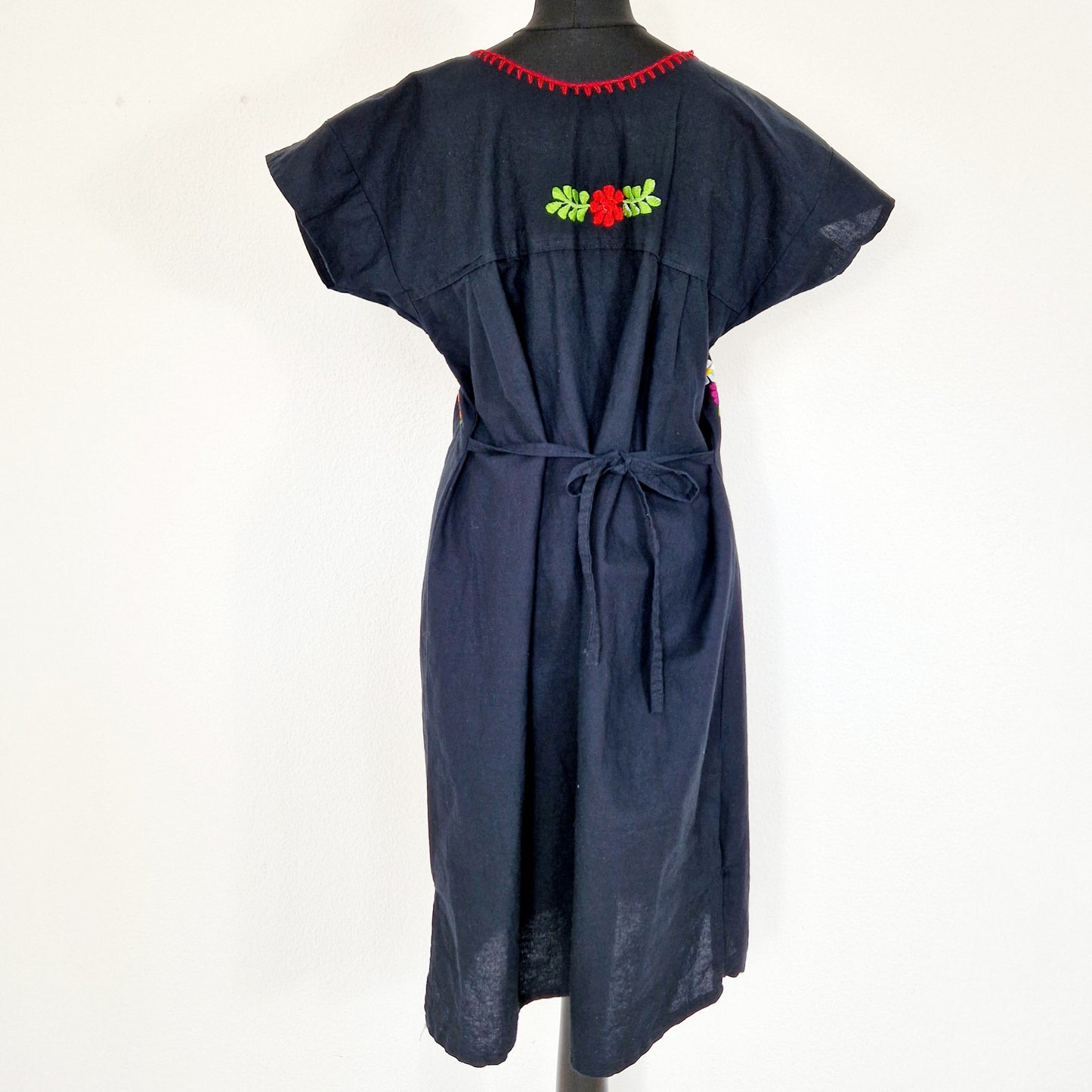 Einzigartiges und nachhaltiges Vintage Kleid in schwarz mit bunten Stickereien. Unique and sustainable vintage dress in black with colorful embroidery. Back.