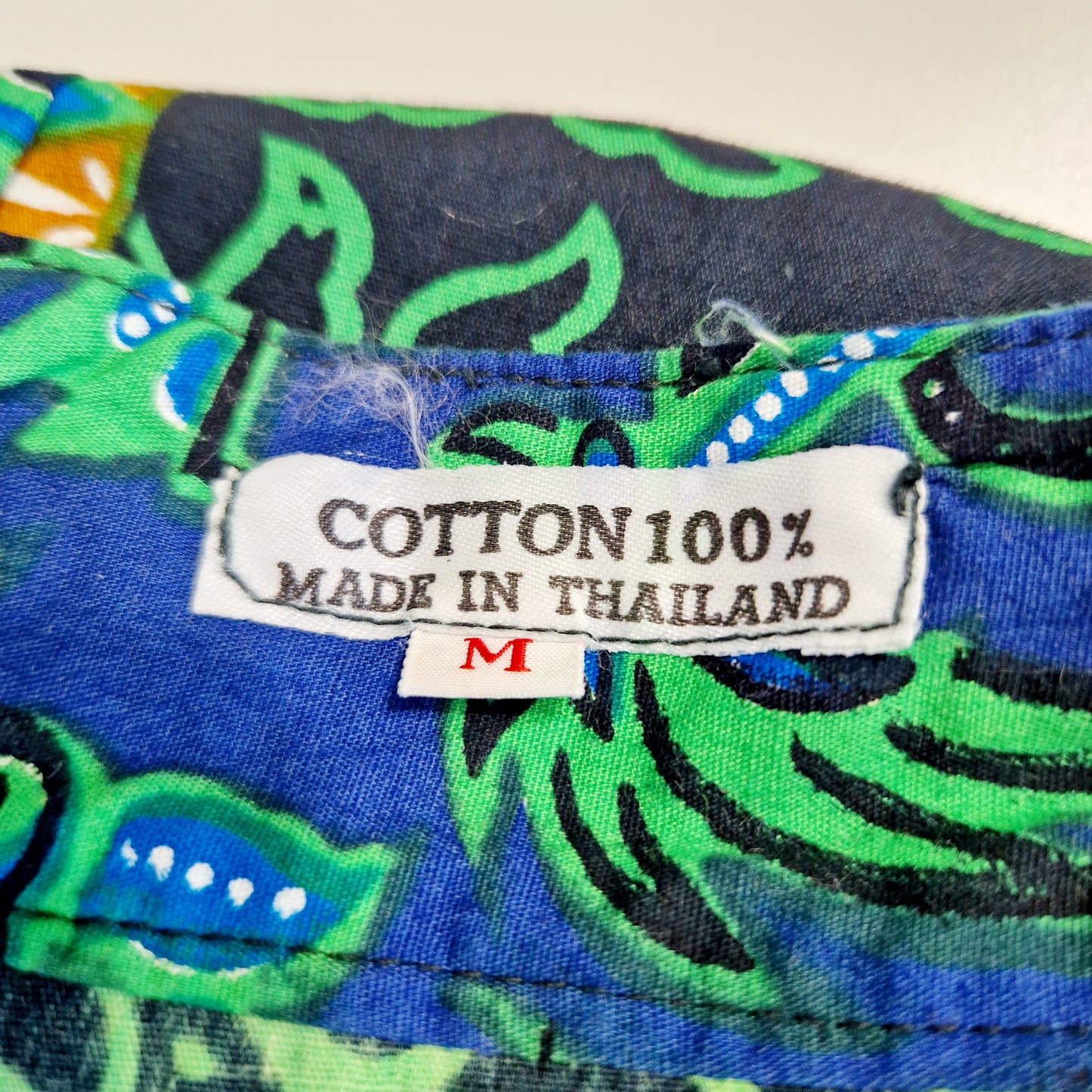 Einzigartiges und nachhaltiges Vintage Kleid in blau mit Käfern. Unique and sustainable vintage dress in blue with beetles. Tag.