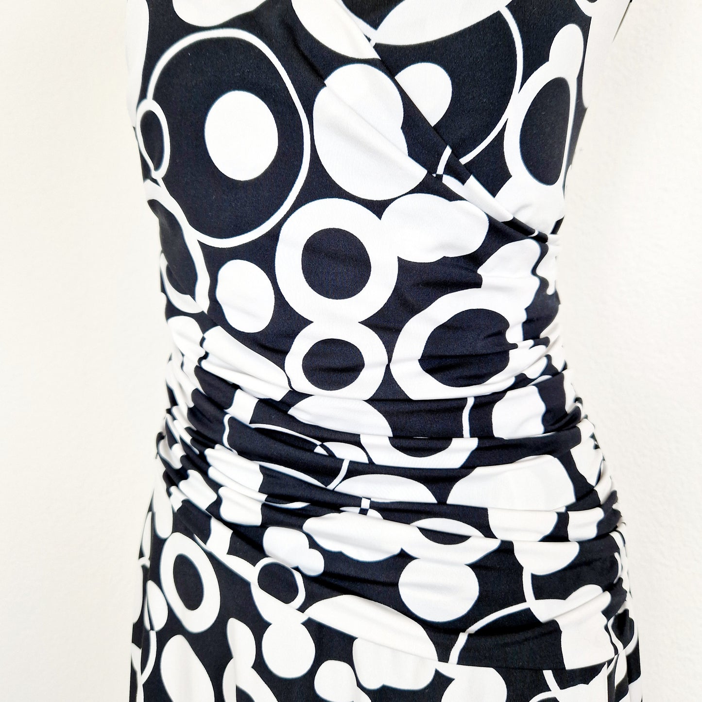Einzigartiges und nachhaltiges Vintage Kleid in schwarz-weiss. Unique and sustainable vintage dress in black and white. Close-up.