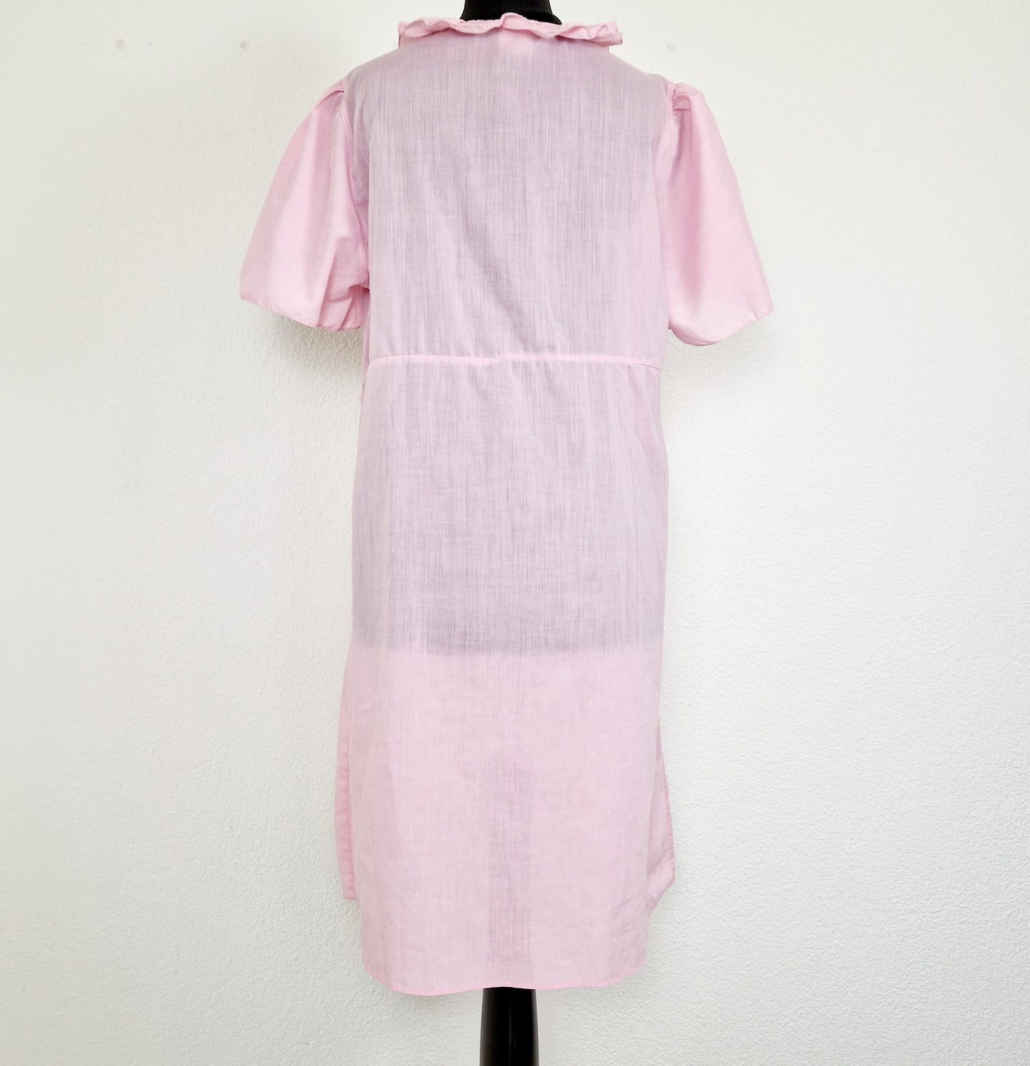 Einzigartiges und nachhaltiges Vintage Nachthemd in rosa mit Stickereien. Unique and sustainable nightdress in pink with embroidery. Back.