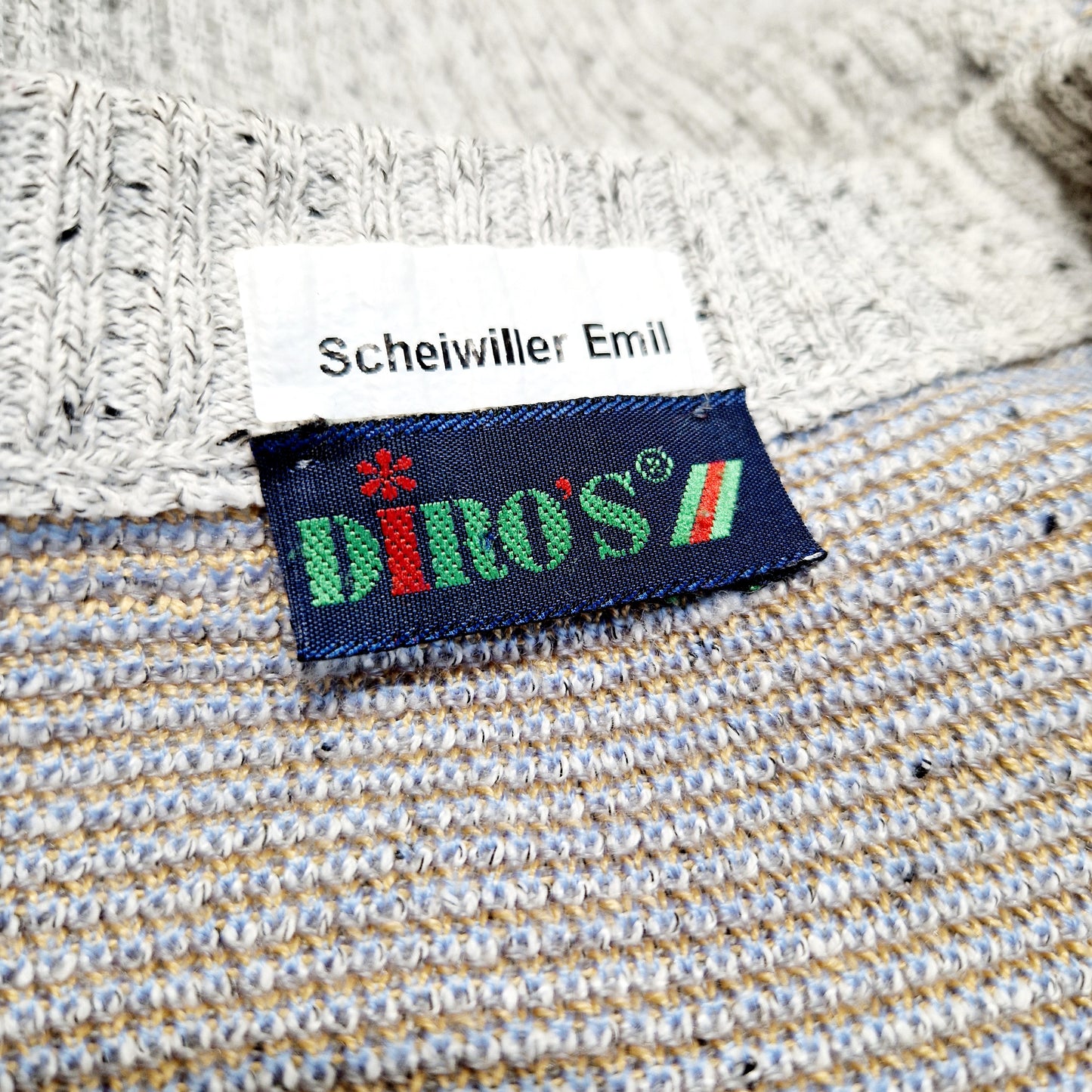 Einzigartiger und nachhaltiger Vintage Pullover in grau-blau-gelb. Unique und sustainable vintage pullover in grey-blue-yellow. Tag.