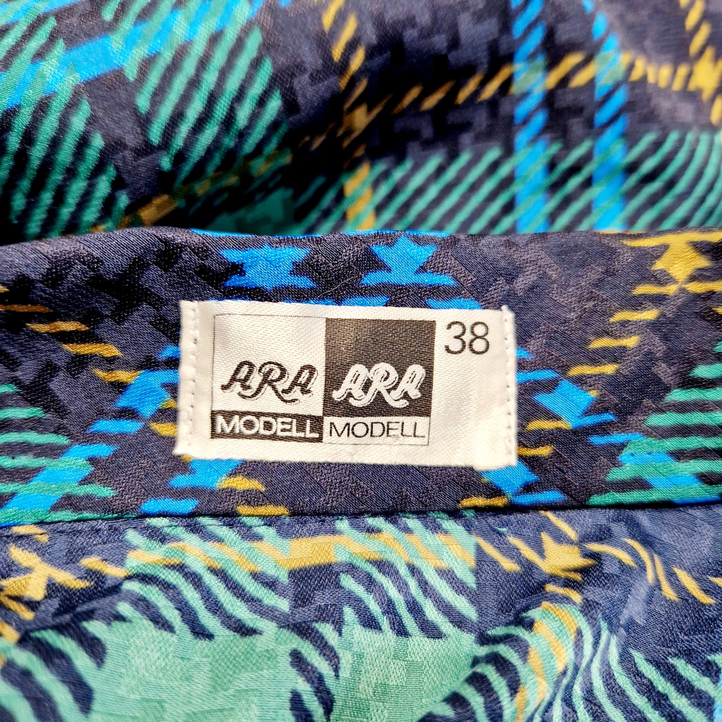 Einzigartiges und nachhaltiges Vintage Kleid in grün-blau-gelb kariert. Unique and sustainable vintage dress in green-blue-yellow and checkered. Tag.