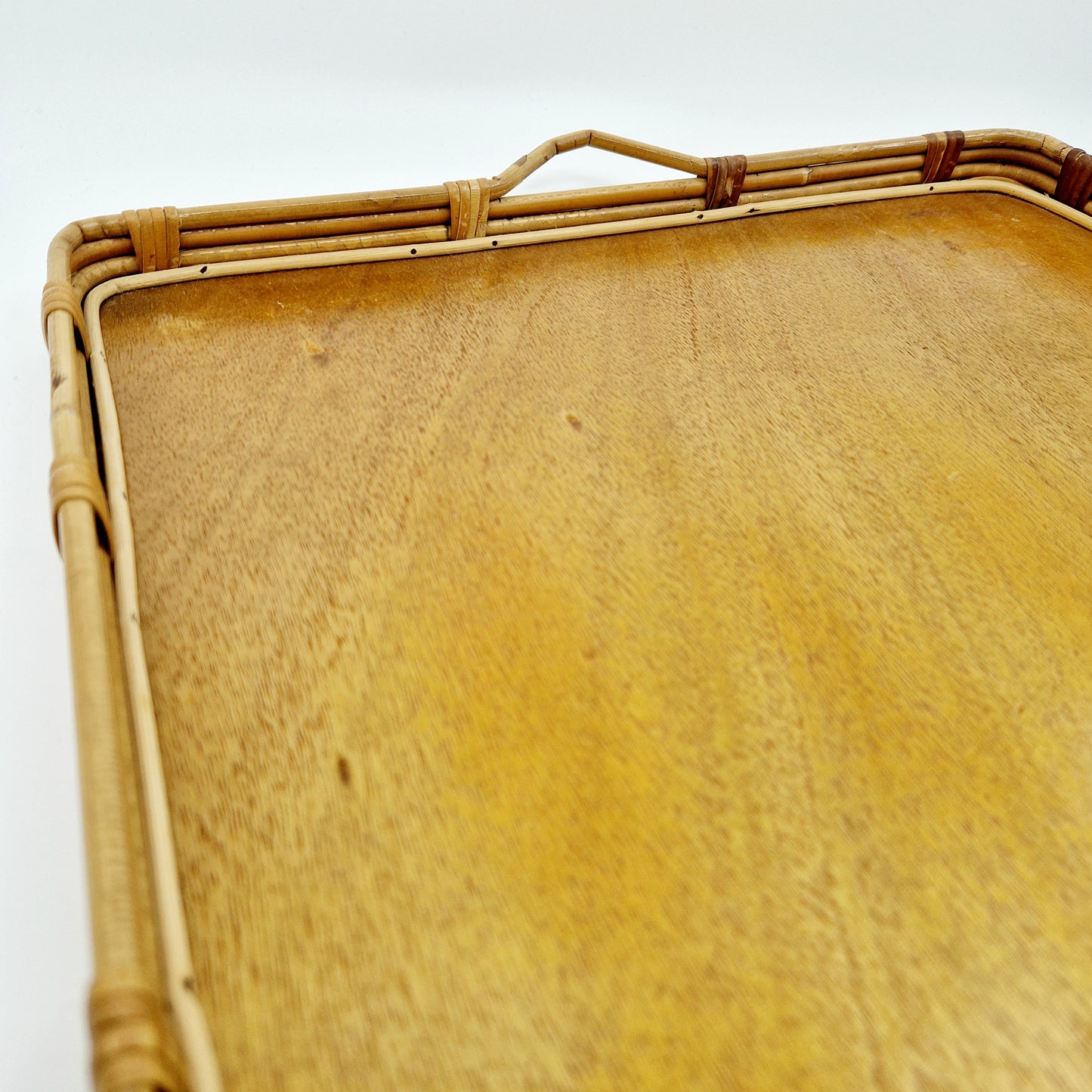 Einzigartiges und nachhaltiges Vintage Tablett aus Bambus. Unique and sustainable vintage tray, bamboo. Close-up 2.