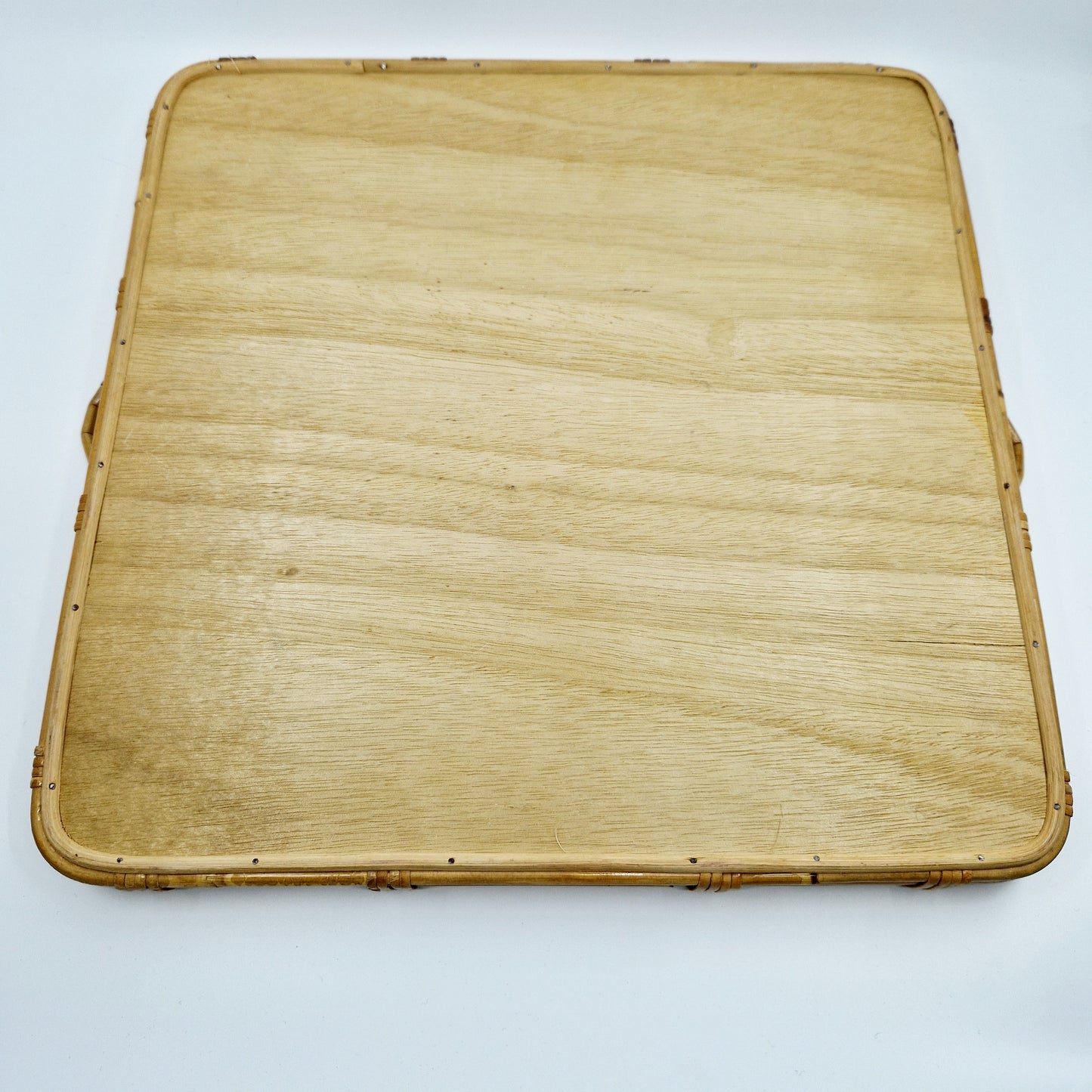 Einzigartiges und nachhaltiges Vintage Tablett aus Bambus. Unique and sustainable vintage tray, bamboo. Back.