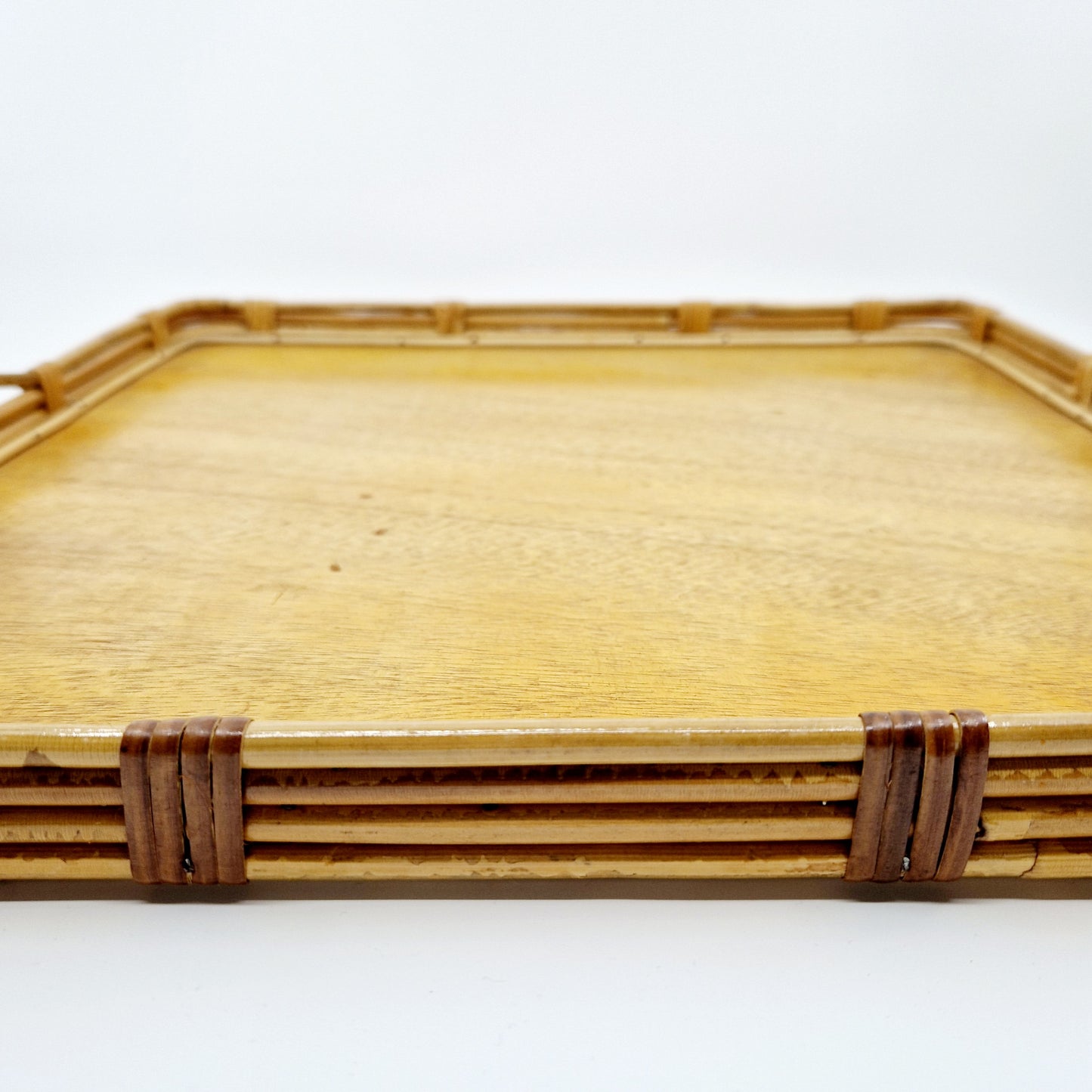 Einzigartiges und nachhaltiges Vintage Tablett aus Bambus. Unique and sustainable vintage tray, bamboo. Close-up 3.