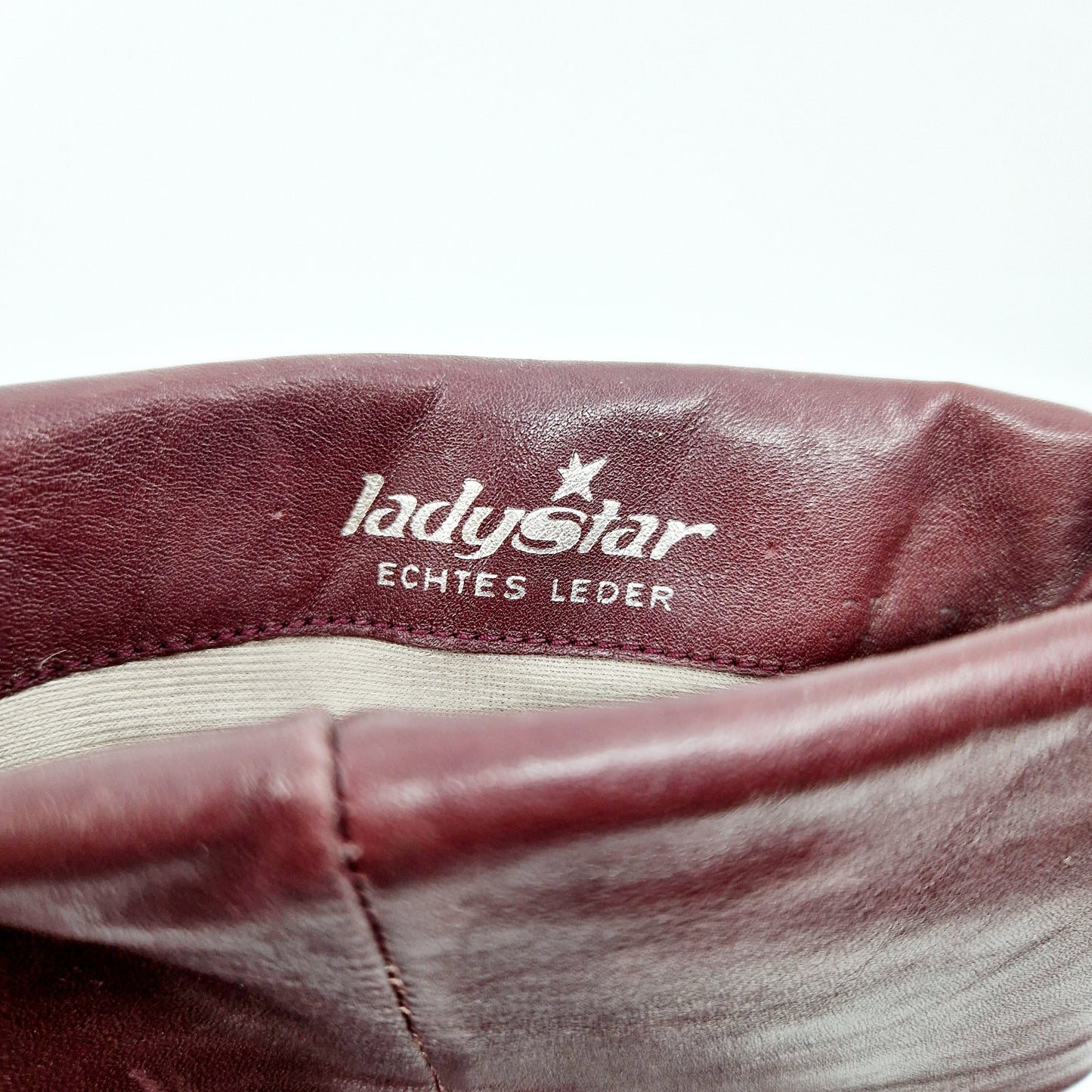 Einzigartige und nachhaltige Vintage Stiefel in mahagoni. Unique and sustainable vintage boots in mahogany. Tag.