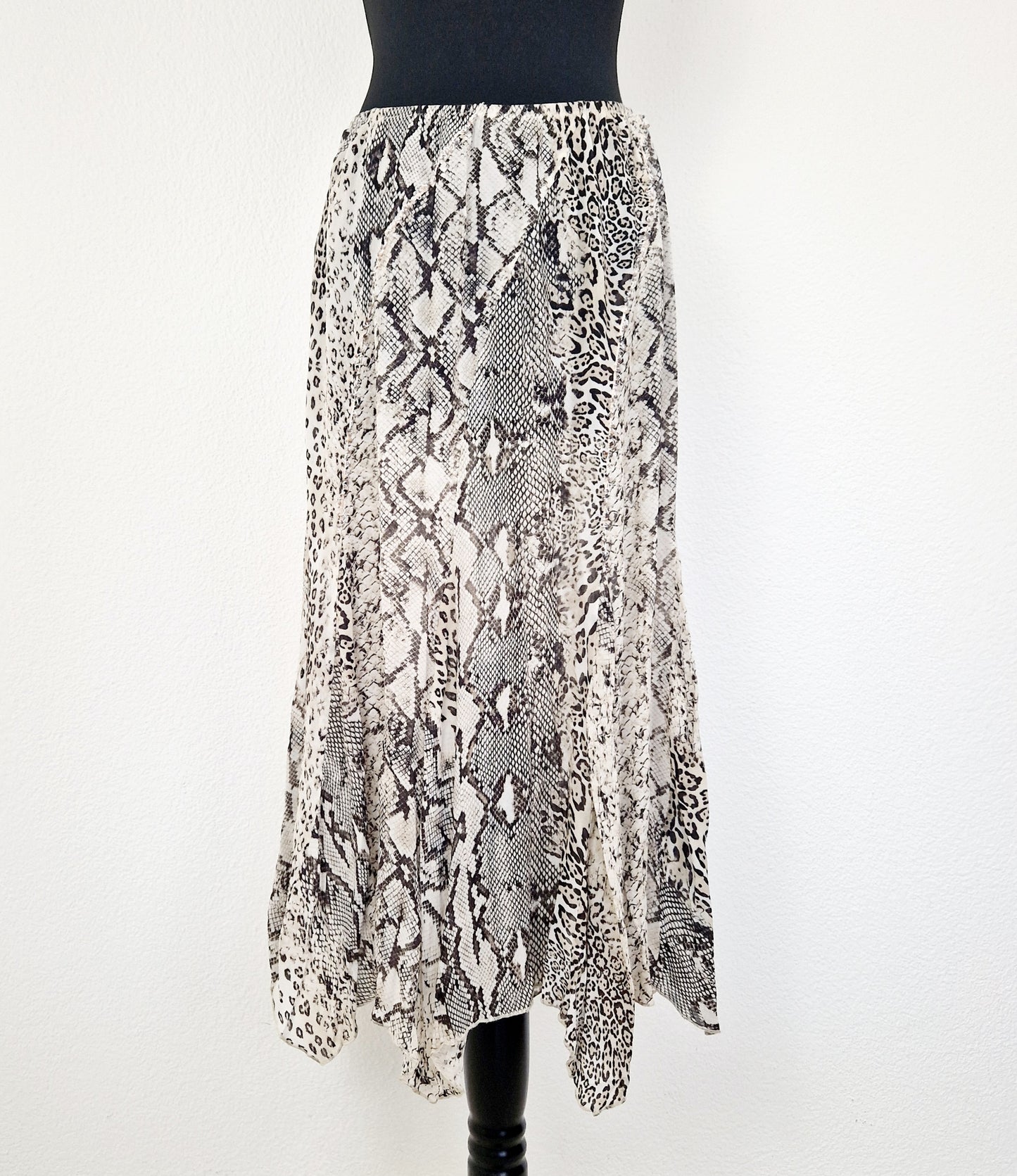 Einzigartiger und nachhaltiger Vintage Rock mit Schlangenmuster. Unique and sustainable Vintage Skirt with snake pattern. Back.