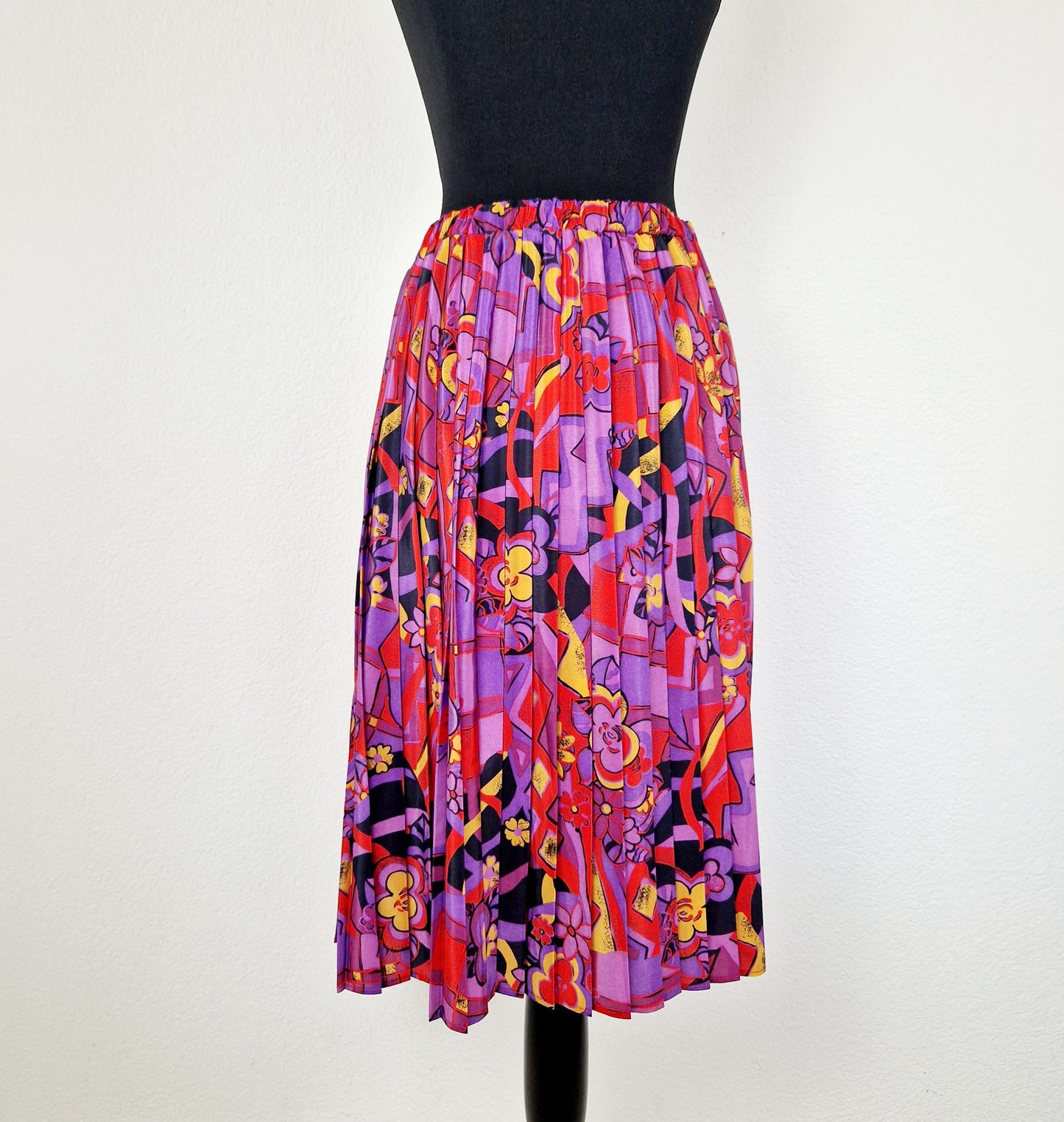 Einzigartiger und nachhaltiger Vintage Rock in violett-rot-gelb. Unique and sustainable vintage skirt in purple-red-yellow. Back.