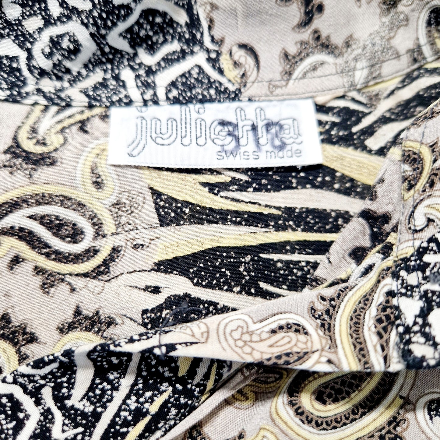 Einzigartige und nachhaltige Vintage Bluse in beige-gelb-schwarz mit Paisley und Leo. Unique and sustainable vintage blouse in beige-yellow-black with paisley and leo. Tag.