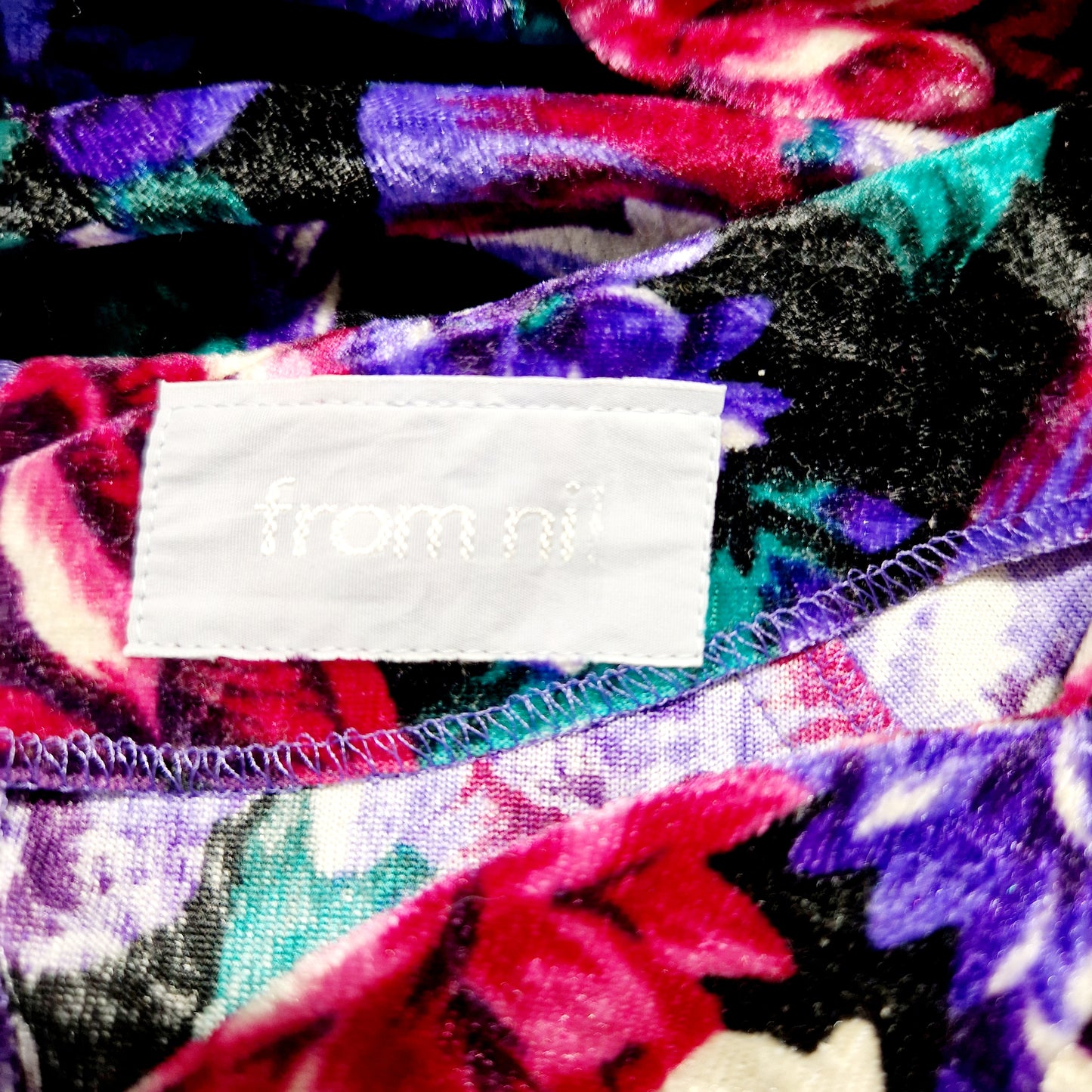 Einzigartiges und nachhaltiges Vintage Kleid in violett und Samt. Unique and sustainable vintage dress in purple and velvet. Tag.