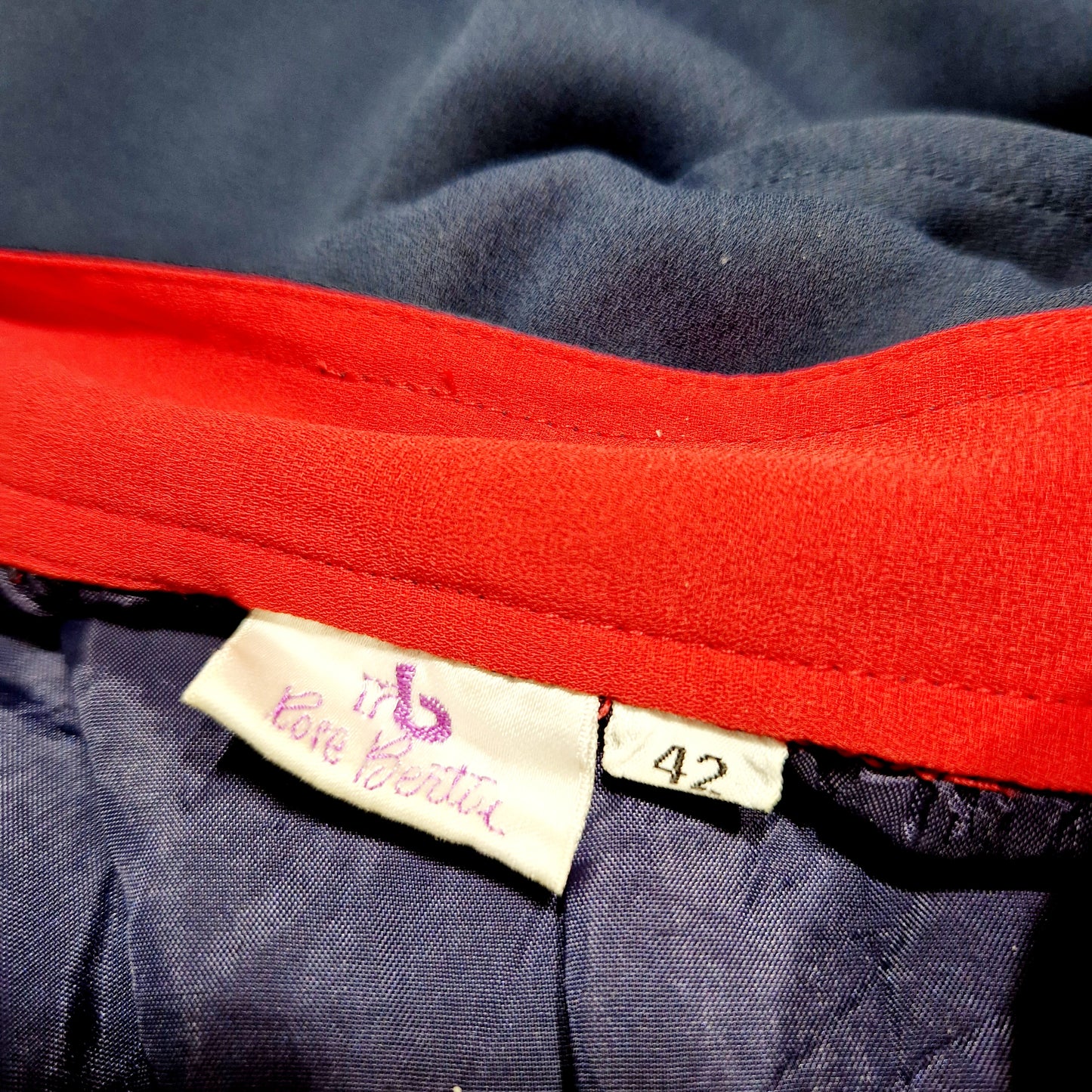 Einzigartiges und nachhaltiges Vintage Kleid in blau. Unique and sustainable vintage dress in blue. Tag.