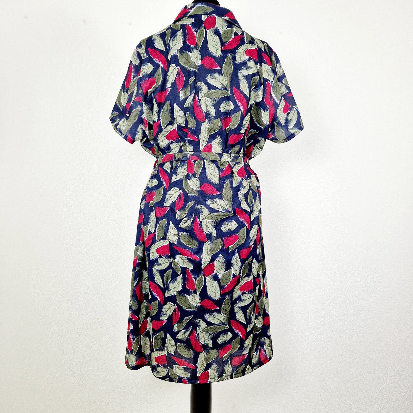 Einzigartiges und nachhaltiges Vintage Kleid in schwarz-rot-grün mit Blättern. Unique and sustainable vintage dress in black-red-green with leaves. Back.