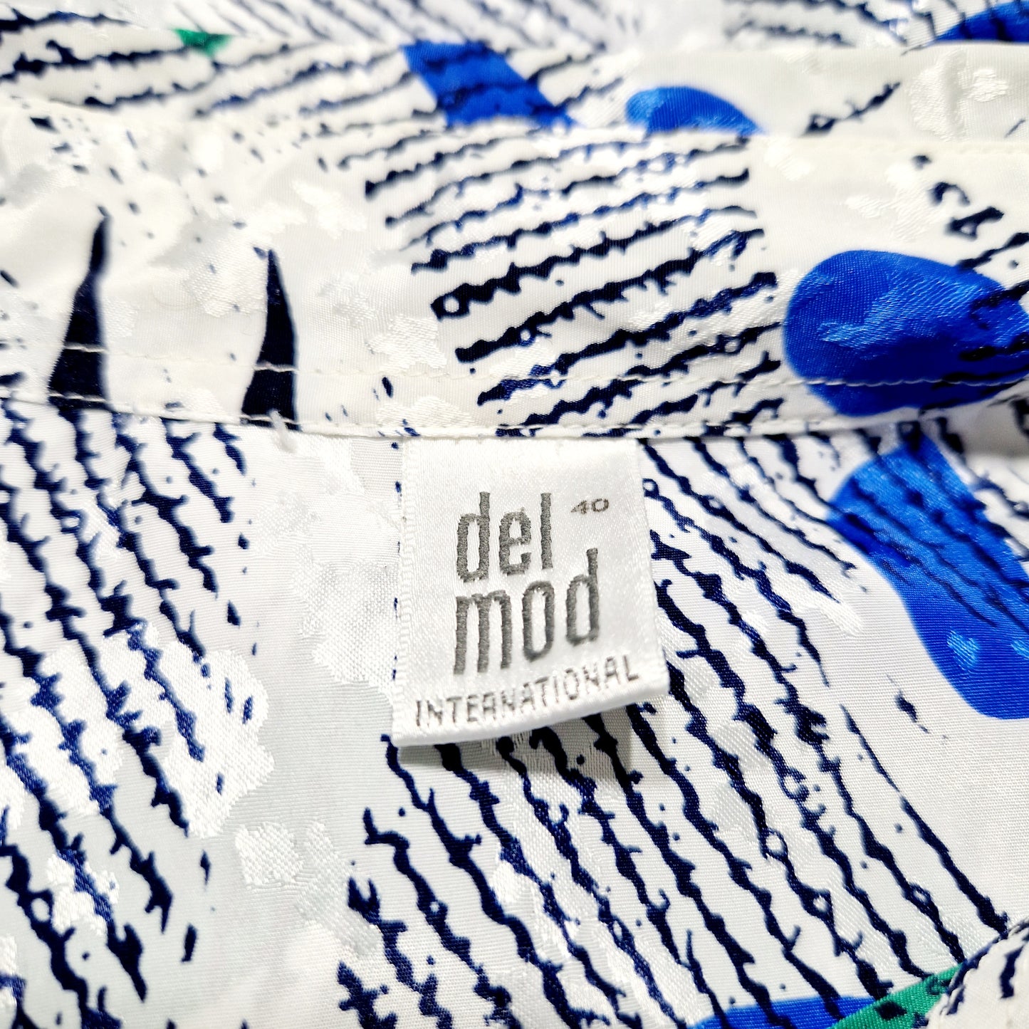 Einzigartige und nachhaltige Vintage Bluse in weiss-blau-grün. Unique and sustainable vintage blouse in white-dark blue-green. Tag.