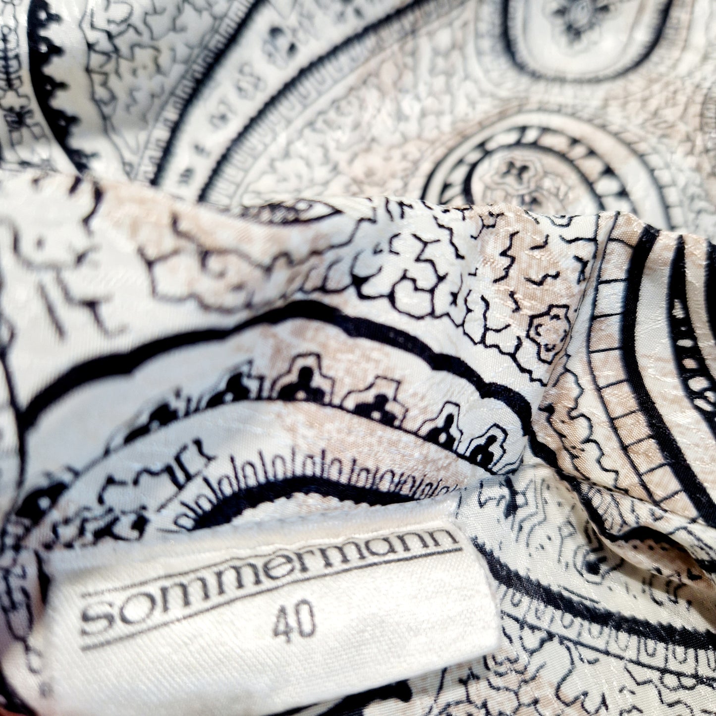 Einzigartige und nachhaltige Vintage Bluse in beige-schwarz-eierschale mit Paisley. Unique and sustainable vintage blouse in beige-black-off-white with paisley. Tag.