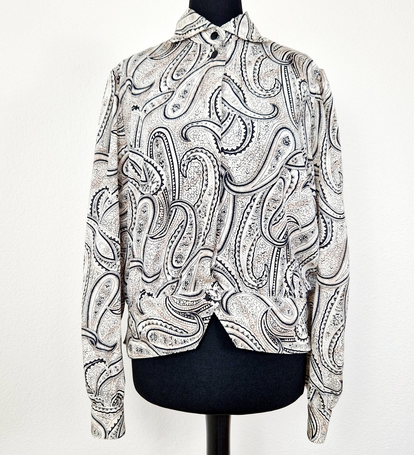 Einzigartige und nachhaltige Vintage Bluse in beige-schwarz-eierschale mit Paisley. Unique and sustainable vintage blouse in beige-black-off-white with paisley. Front.