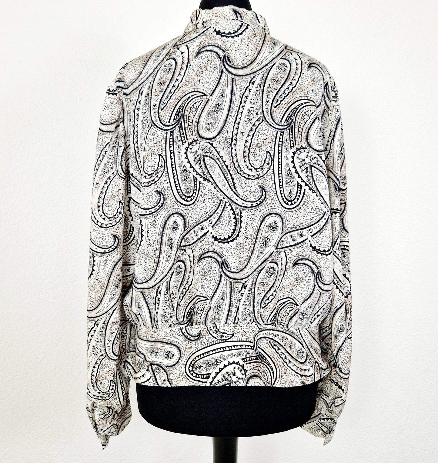 Einzigartige und nachhaltige Vintage Bluse in beige-schwarz-eierschale mit Paisley. Unique and sustainable vintage blouse in beige-black-off-white with paisley. Back.