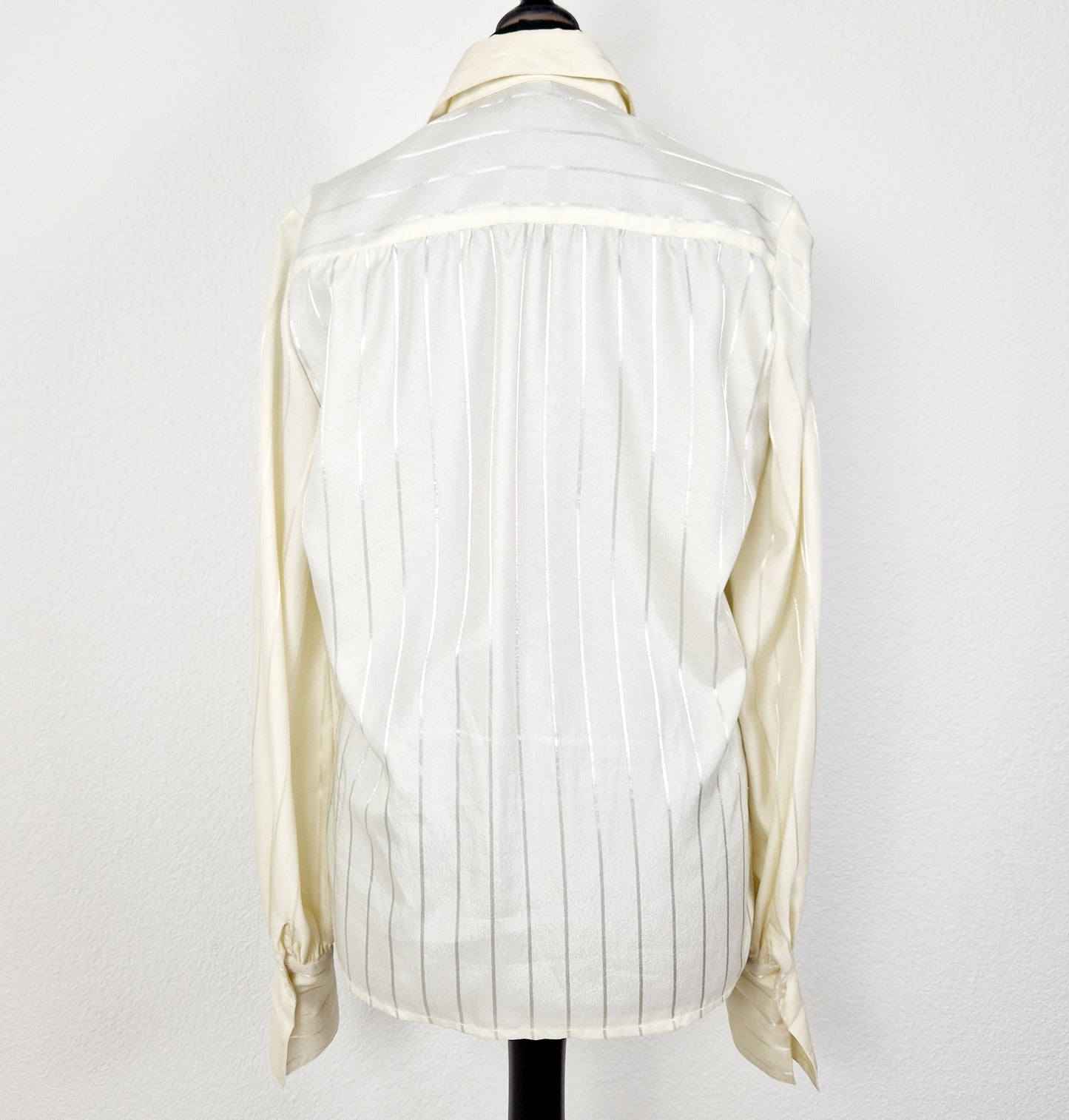 Einzigartige und nachhaltige Vintage Bluse in Eierschale mit Streifen. Unique and sustainable vintage blouse in off-white with stripes. Back.