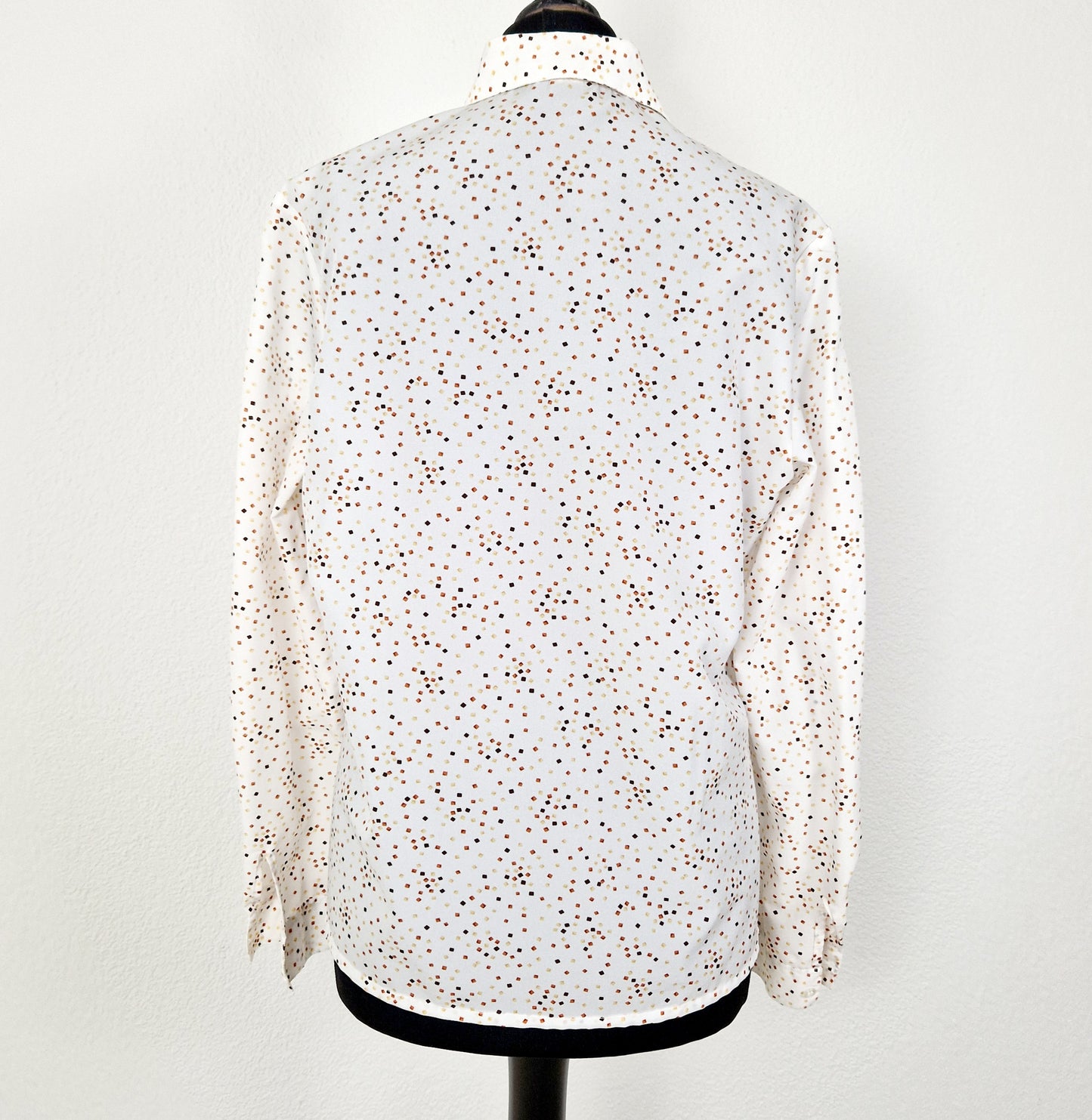 Einzigartige und nachhaltige Vintage Bluse in weiss mit Vierecken. Unique and sustainable vintage blouse in white with squares. Back.