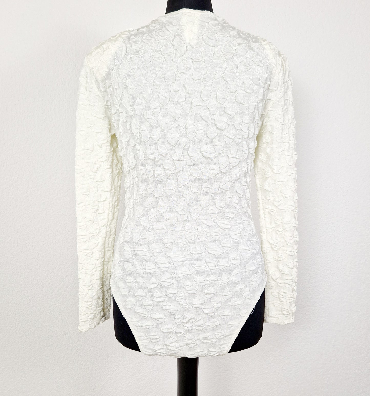 Einzigartiger und nachhaltiver Vintage Body in weiss mit Spitzen. Unique and sustainable vintage body suit in white with lace. Back.