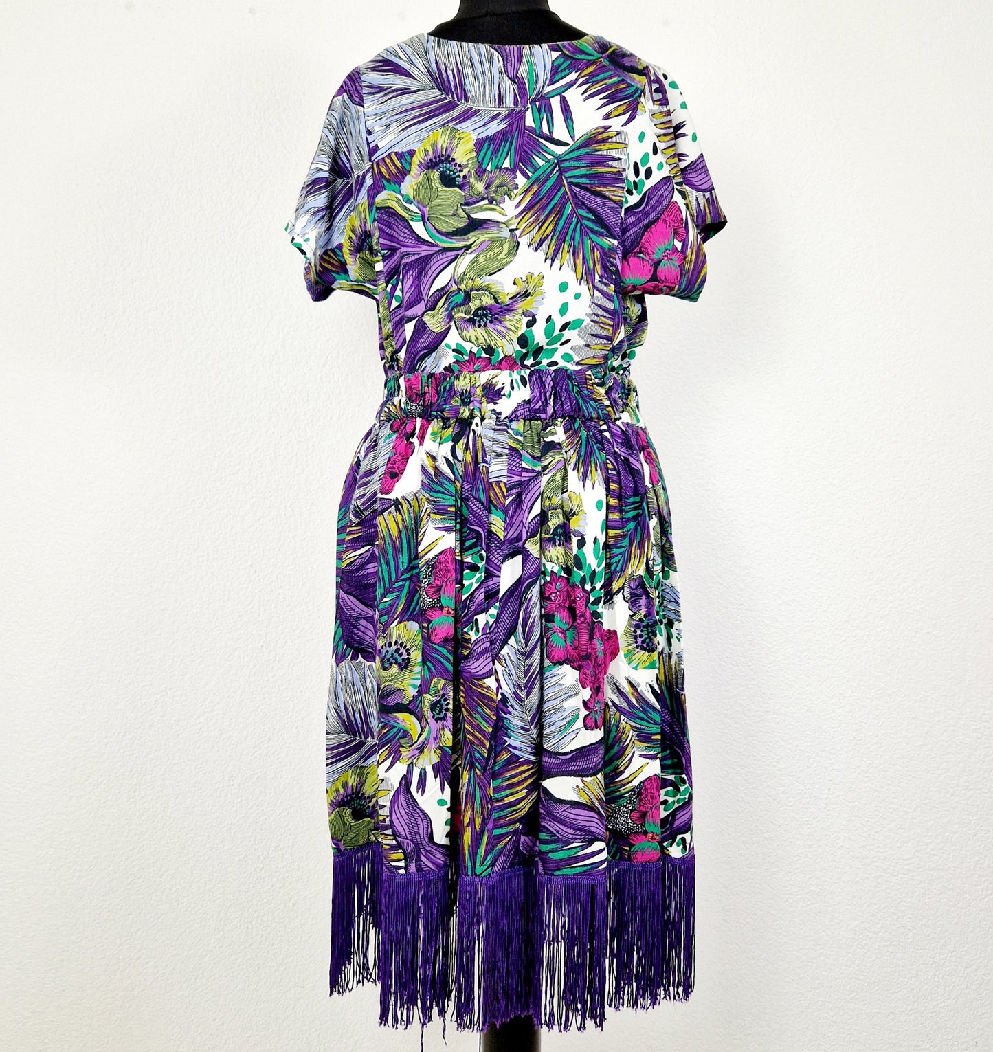 Einzigartiges und nachhaltiges Vintage Set mit Rock und Bluse in violett. Unique and sustainable vinage set with skirt and blouse in purple. Back.