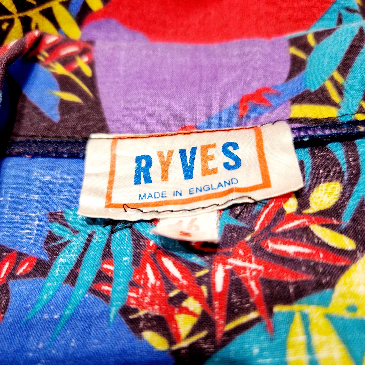 Einzigartiges und nachhaltiges Vintage Set, Rock und Bluse, in blau-gelb-rot mit Papageien. Unique and sustainable vintage set, skirt and blouse, in blue-yellow-red with parrots. Tag.