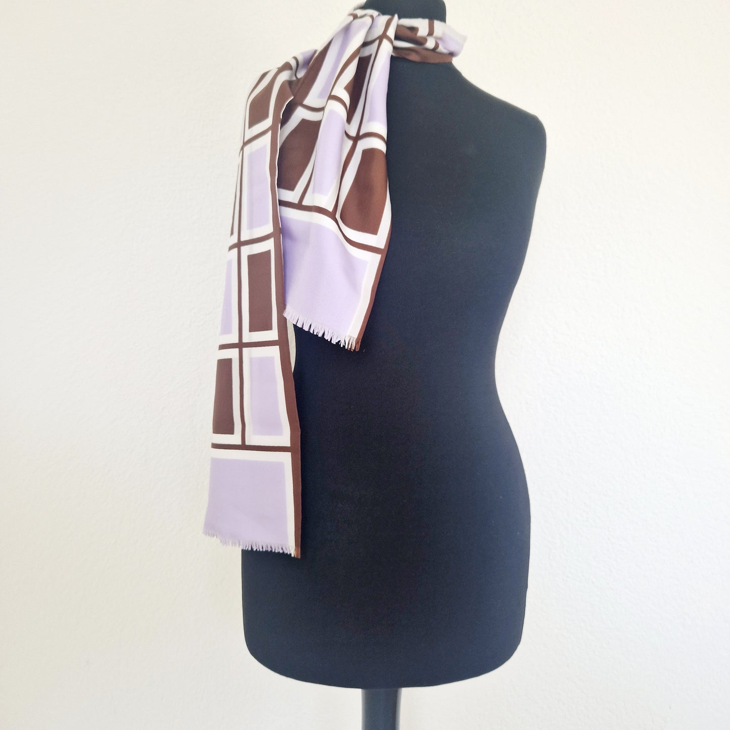 Einzigartiger und nachhaltiger Vintage Schal in lila-braun. Unique and sustainable vintage scarf in purple-brown. Side.