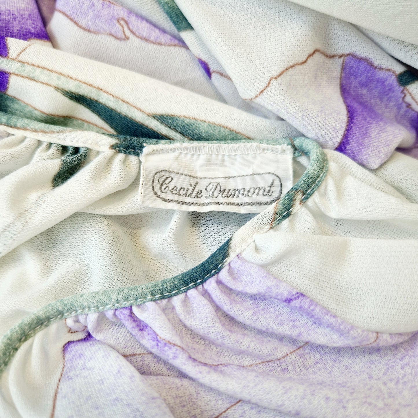 Einzigartiges und nachhaltiges Vintage Nachthemd in weiss mit Lilien. Unique and sustainable nightdress in white with lilies. Tag.