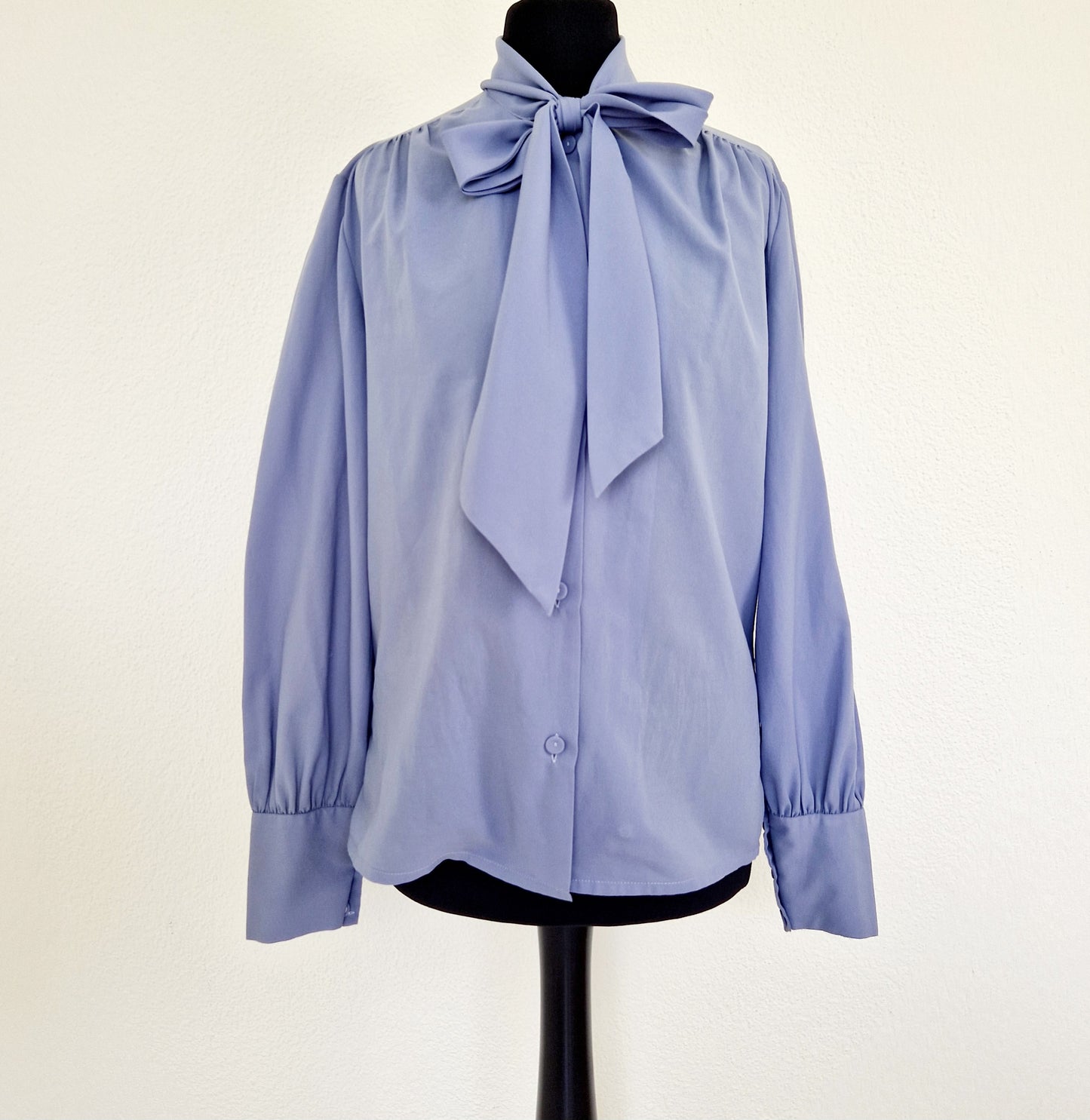 Einzigartige und nachhaltige Vintage Bluse in blau mit Schleife. Unique and sustainable vintage blouse in blue with bow. Front.