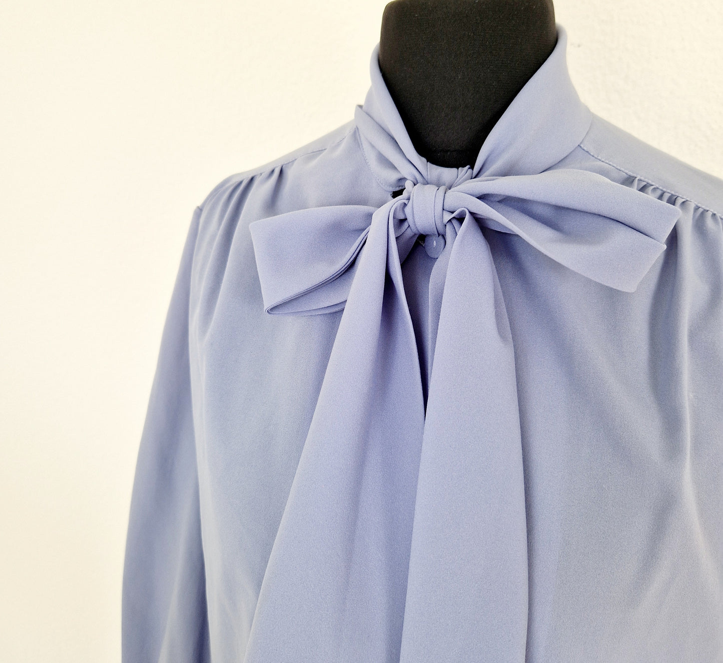 Einzigartige und nachhaltige Vintage Bluse in blau mit Schleife. Unique and sustainable vintage blouse in blue with bow. Bow.