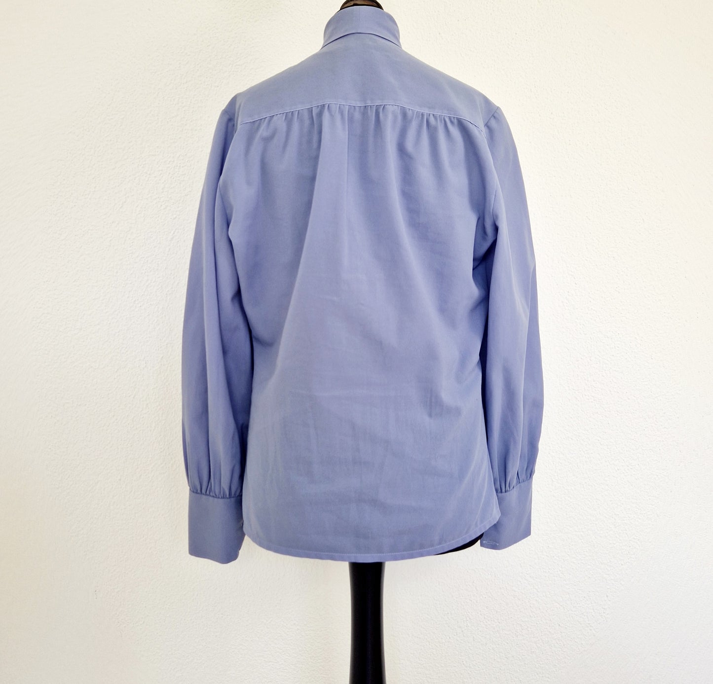 Einzigartige und nachhaltige Vintage Bluse in blau mit Schleife. Unique and sustainable vintage blouse in blue with bow. Back.