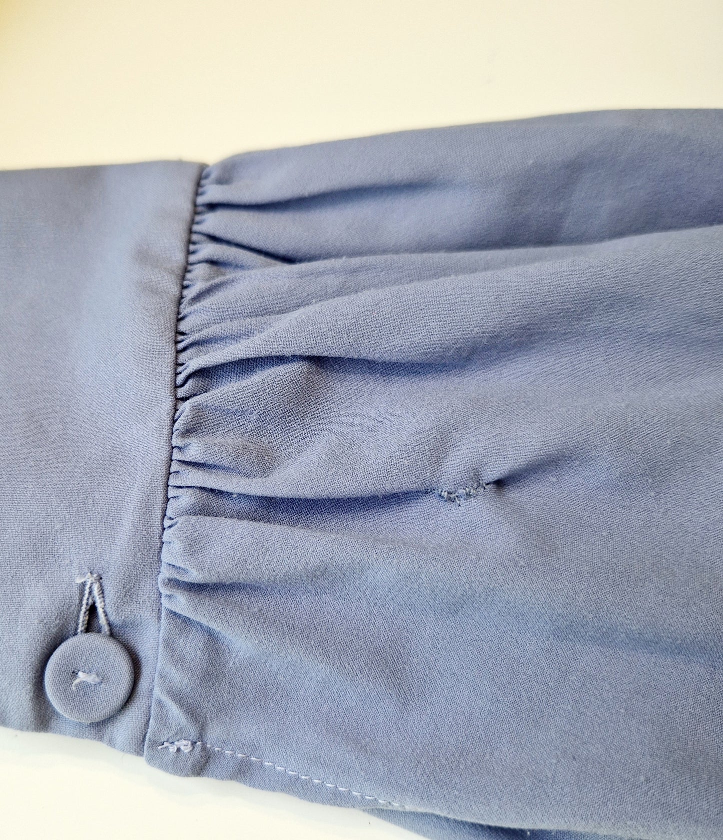Einzigartige und nachhaltige Vintage Bluse in blau mit Schleife. Unique and sustainable vintage blouse in blue with bow. Repair.