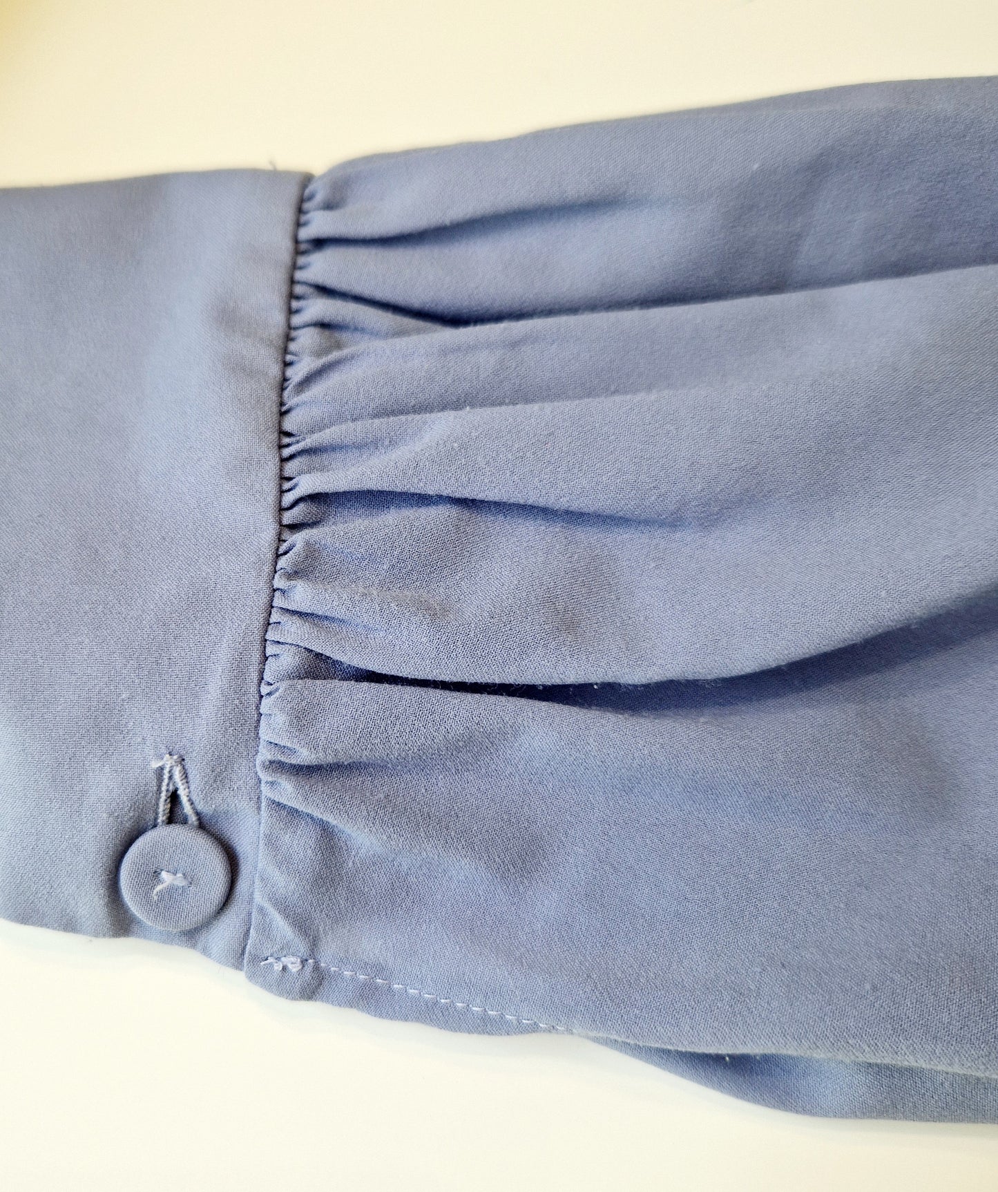 Einzigartige und nachhaltige Vintage Bluse in blau mit Schleife. Unique and sustainable vintage blouse in blue with bow. Repair hidden.