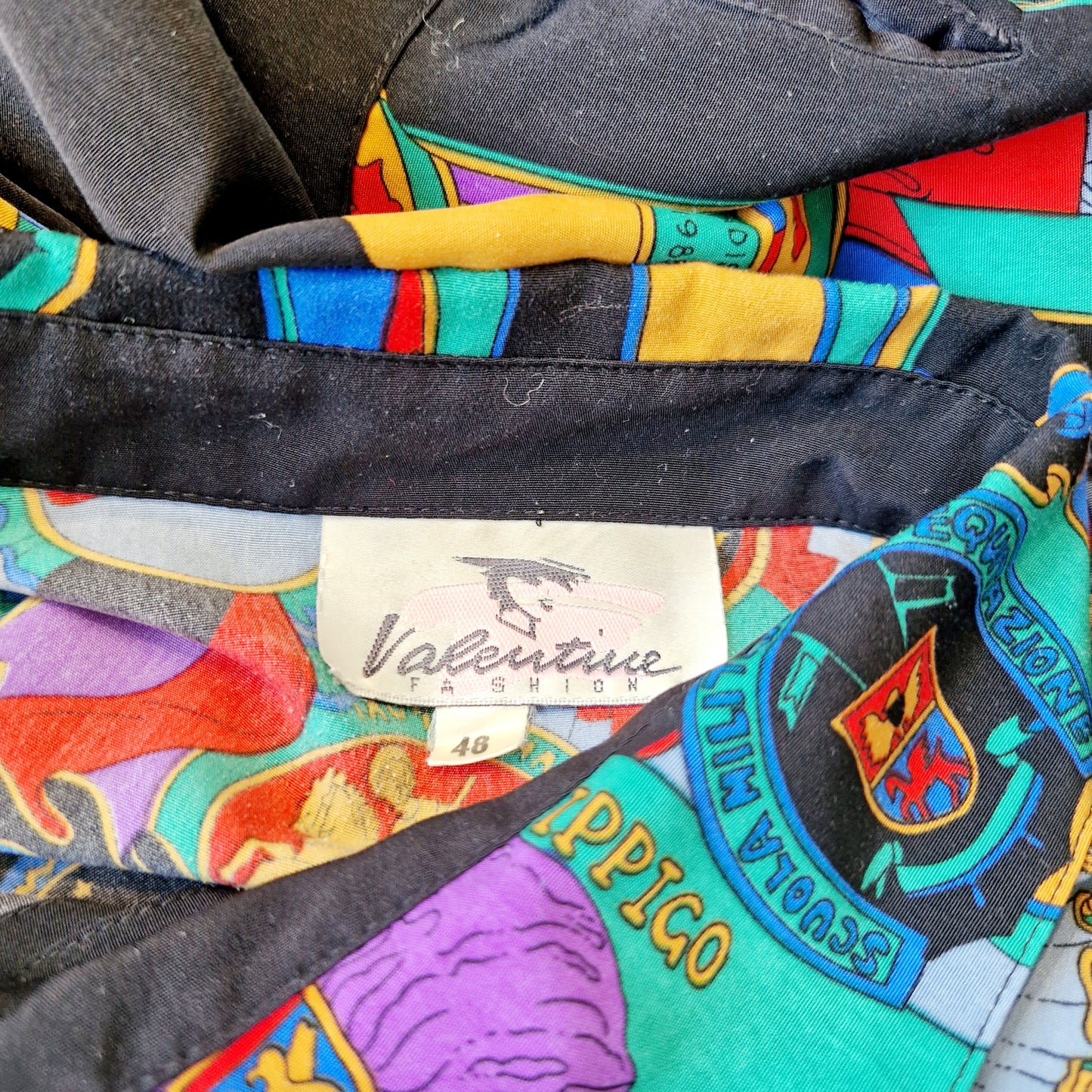 Einzigartige und nachhaltige Vintage Bluse in schwarz-rot-gelb mit Pferden. Unique and sustainable vintage blouse in black-red-yellow with horses. Tag.