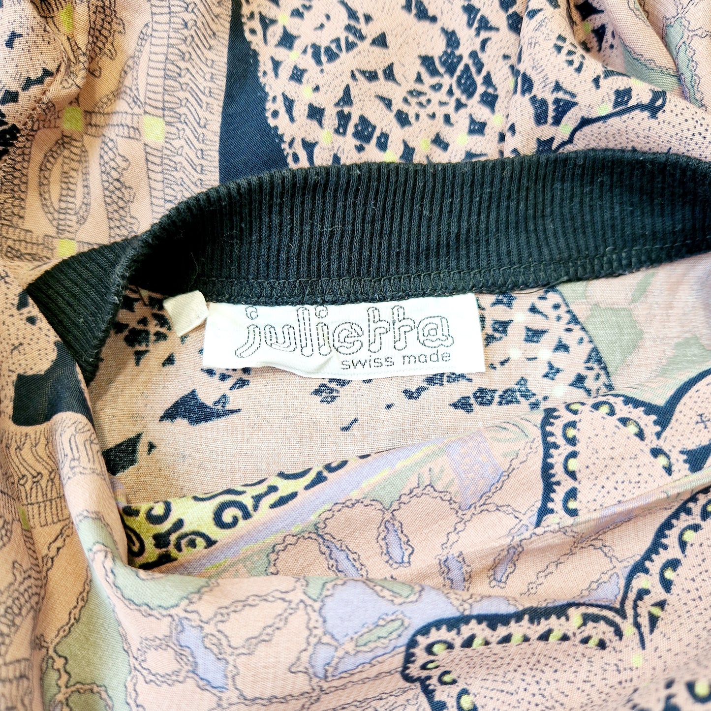 Einzigartige und nachhaltige Vintage Bluse in altrosa-lila-schwarz. Unique and sustainable vintage blouse in dusty pink-purple-black. Tag.