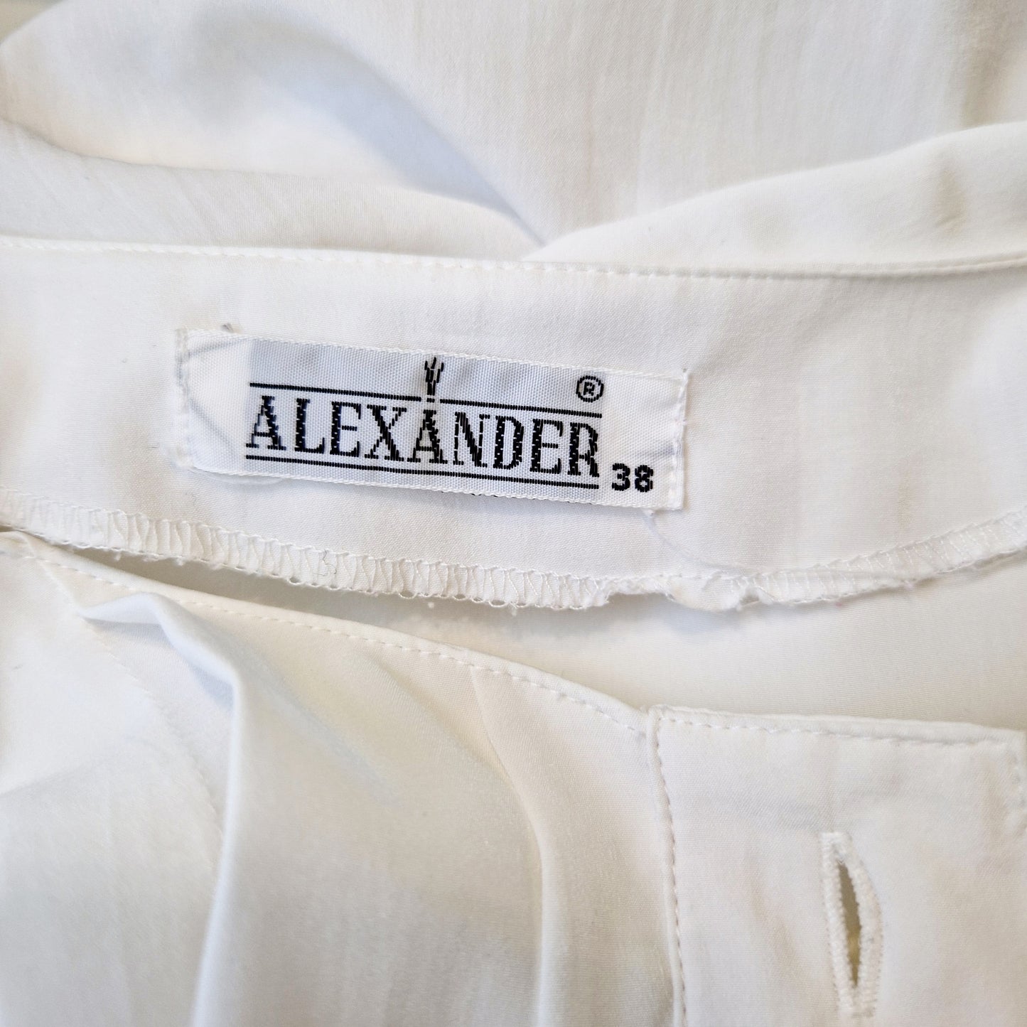 Einzigartige und nachhaltige Vintage Bluse in weiss mit Puffärmeln. Unique and sustainable vintage blouse with puff sleeves. Tag.