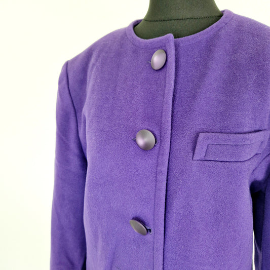Einzigartiger und nachhaltiger Vintage Mangel in violett. Unique and sustainable vintage coat in purple. Close-up.