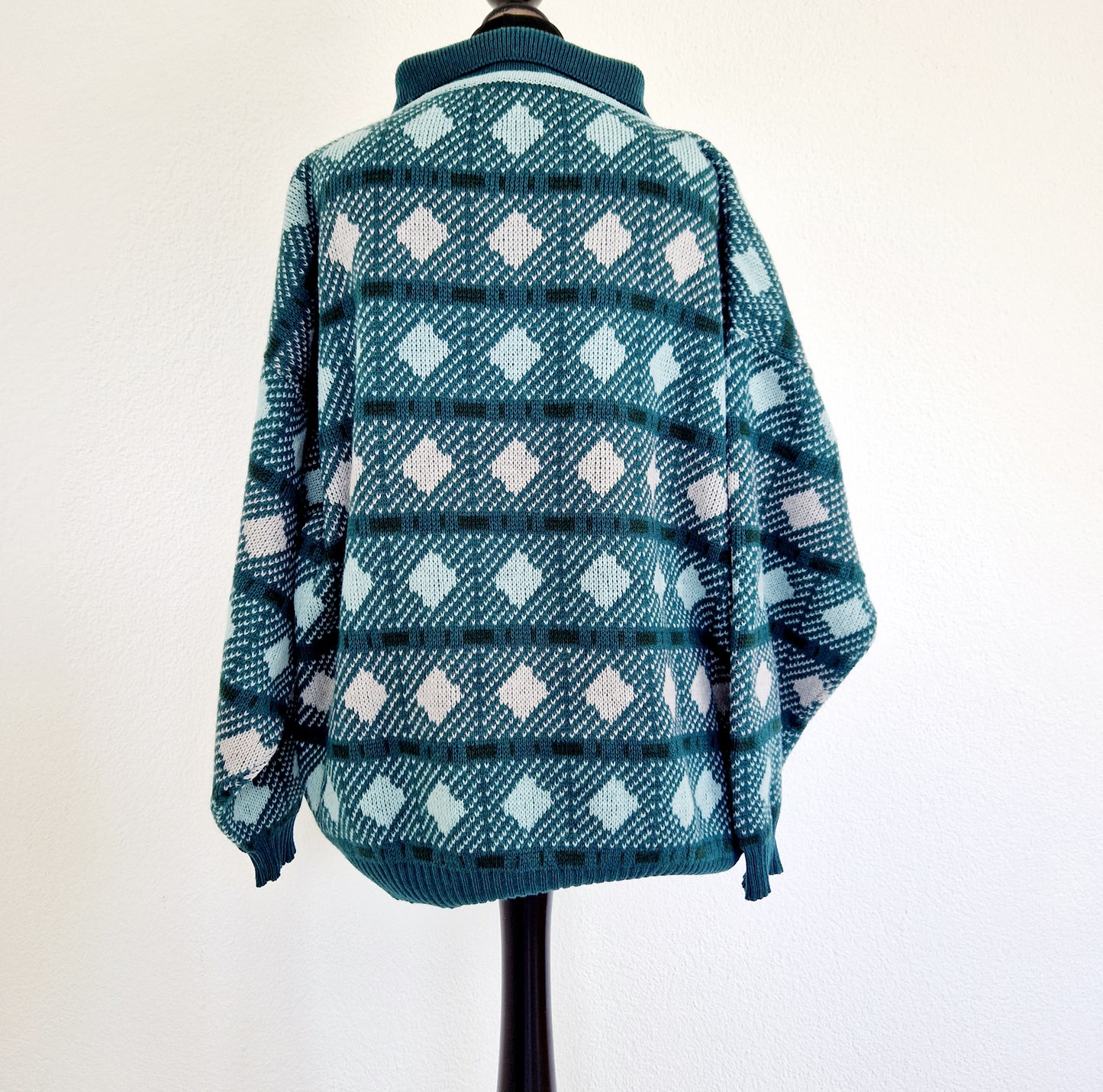 Einzigartiger und nachhaltiger Vintage Pullover in grün-mint-grau mit Rauten. Unique and sustainable vintage pullover in green-mint-grey with rhombs. Back.