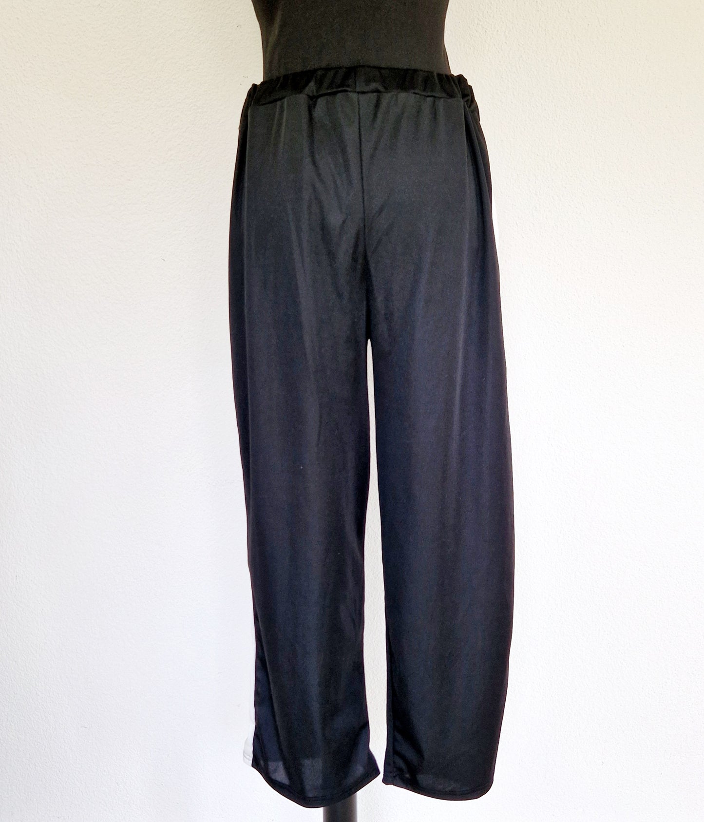 Einzigartige und nachhaltige Vintage Hose in schwarz-weiss. Unique and sustainable vintage pants in black and white. Back.