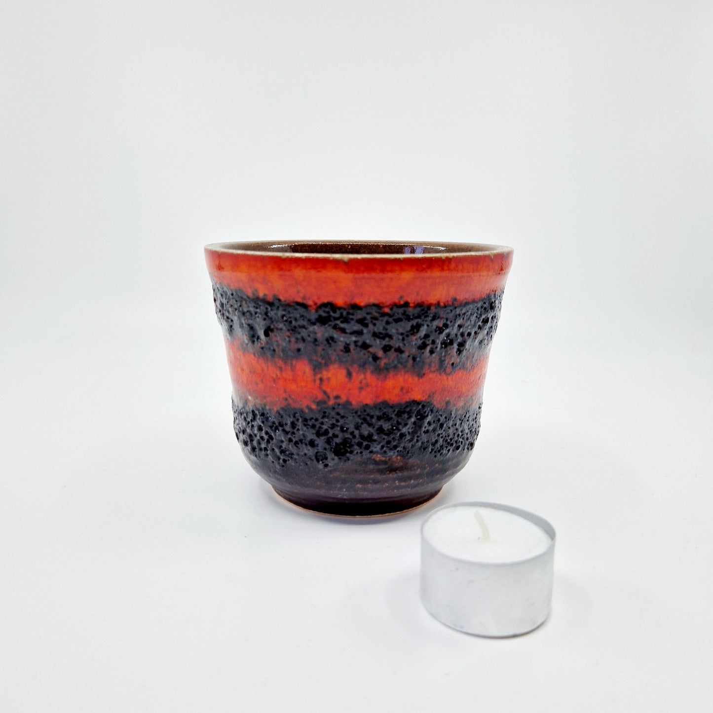 Einzigartiger und nachhaltiger Vintage Blumenopf von Bay. Unique and sustainable vintage flower pot from bay. Token of scale.