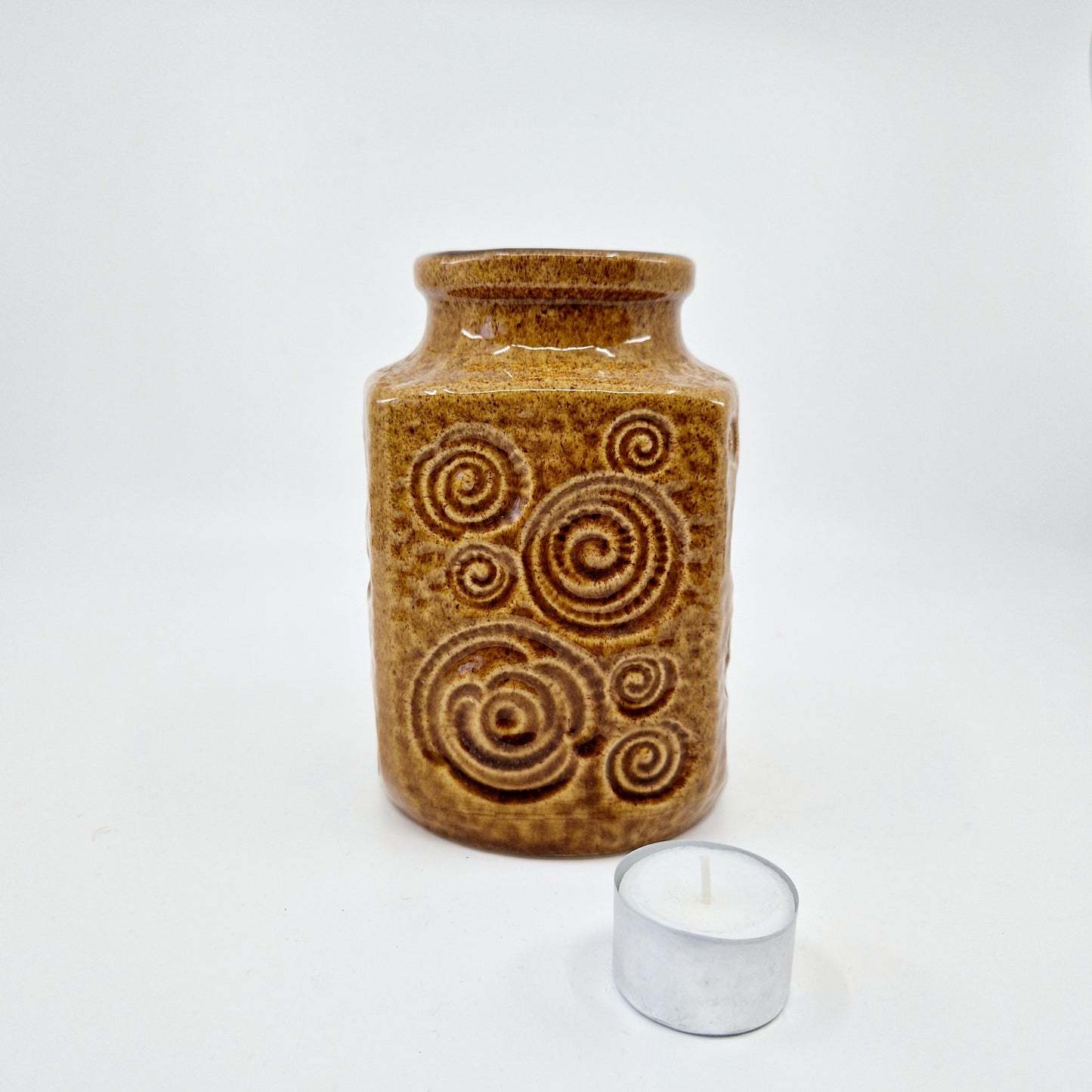 Einzigartige und nachhaltige Vintage Vase in senfgelb von Scheurich. Unique and sustainable vintage vase in mustard from Scheurich. Token of scale.